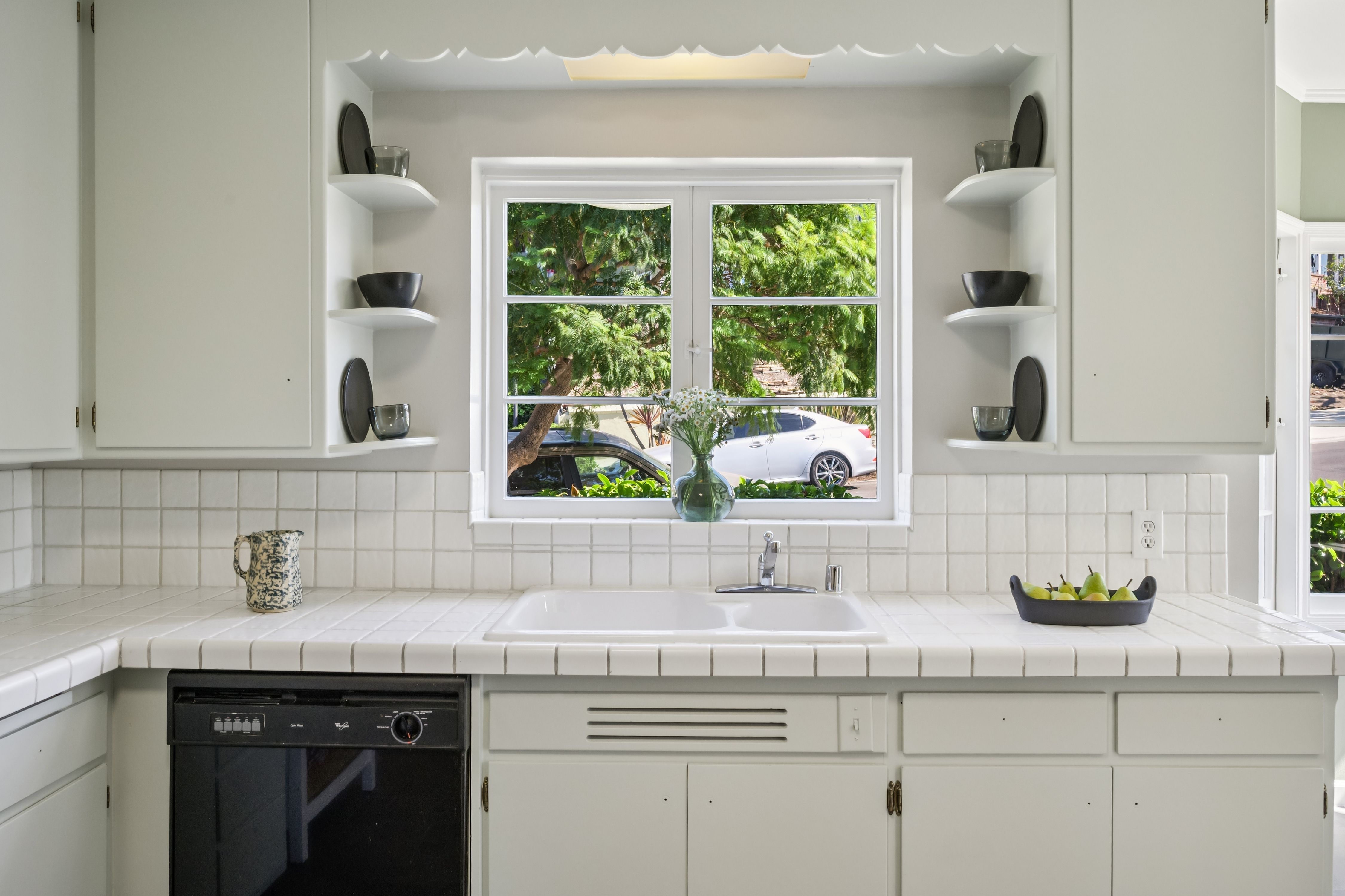  Spacious Corner-Lot Residence Offering Flexible Living Near Lake Merritt - 物件實景