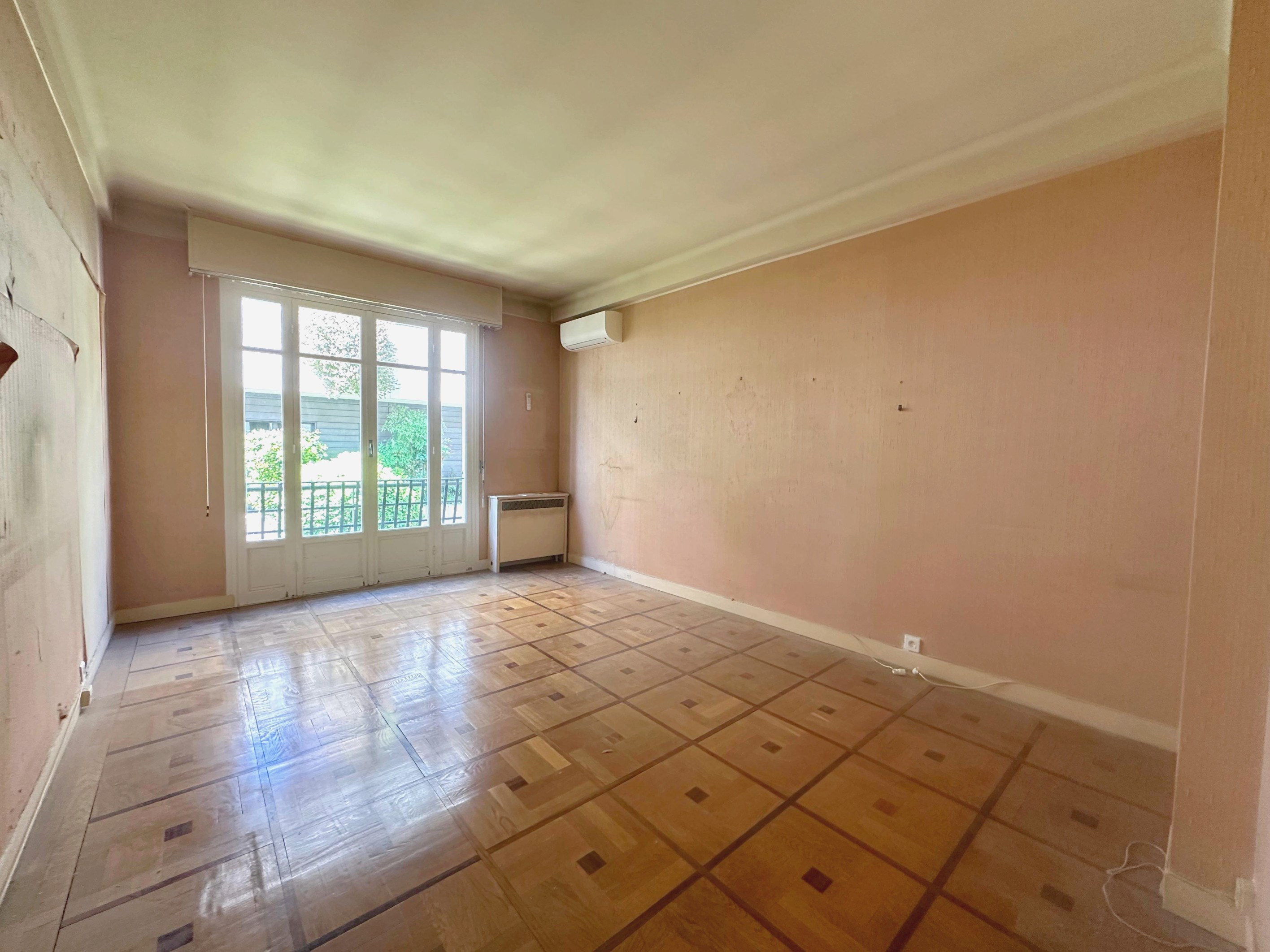 Winter Palace - Spacious 3-room flat to renovate - Carré d
