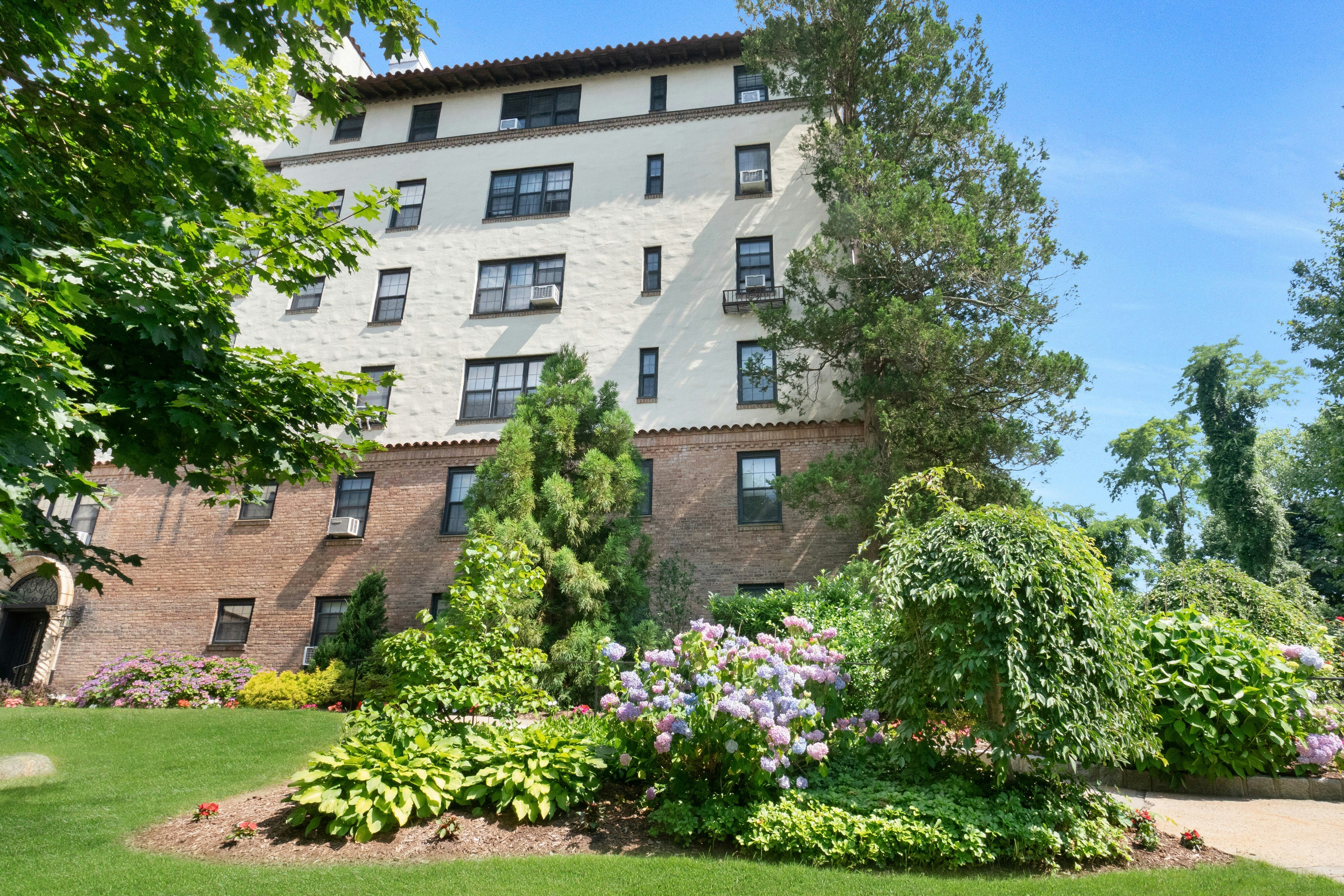  Tucked into a quiet section of the complex is this bright and inviting 1-BR - 物件實景