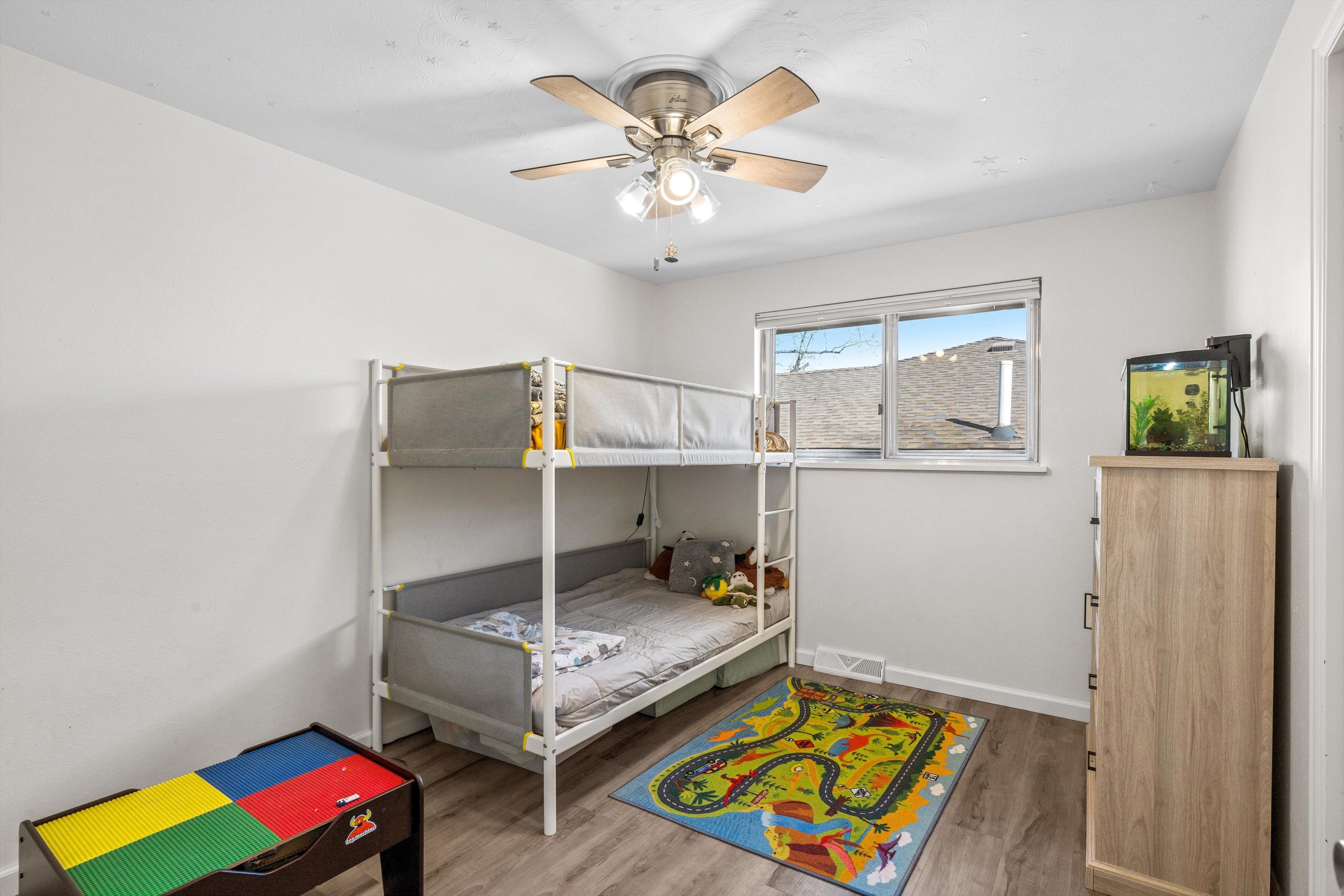  Beautifully Updated Split-Level Home Offering Generous Square Footage - 物件實景