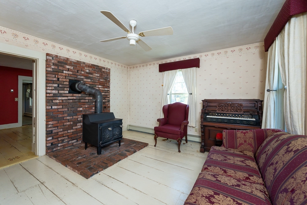 Billerica, Massachusetts, 01821, United States, 3 Bedrooms Bedrooms, ,2 BathroomsBathrooms,Residential,For Sale,1991745