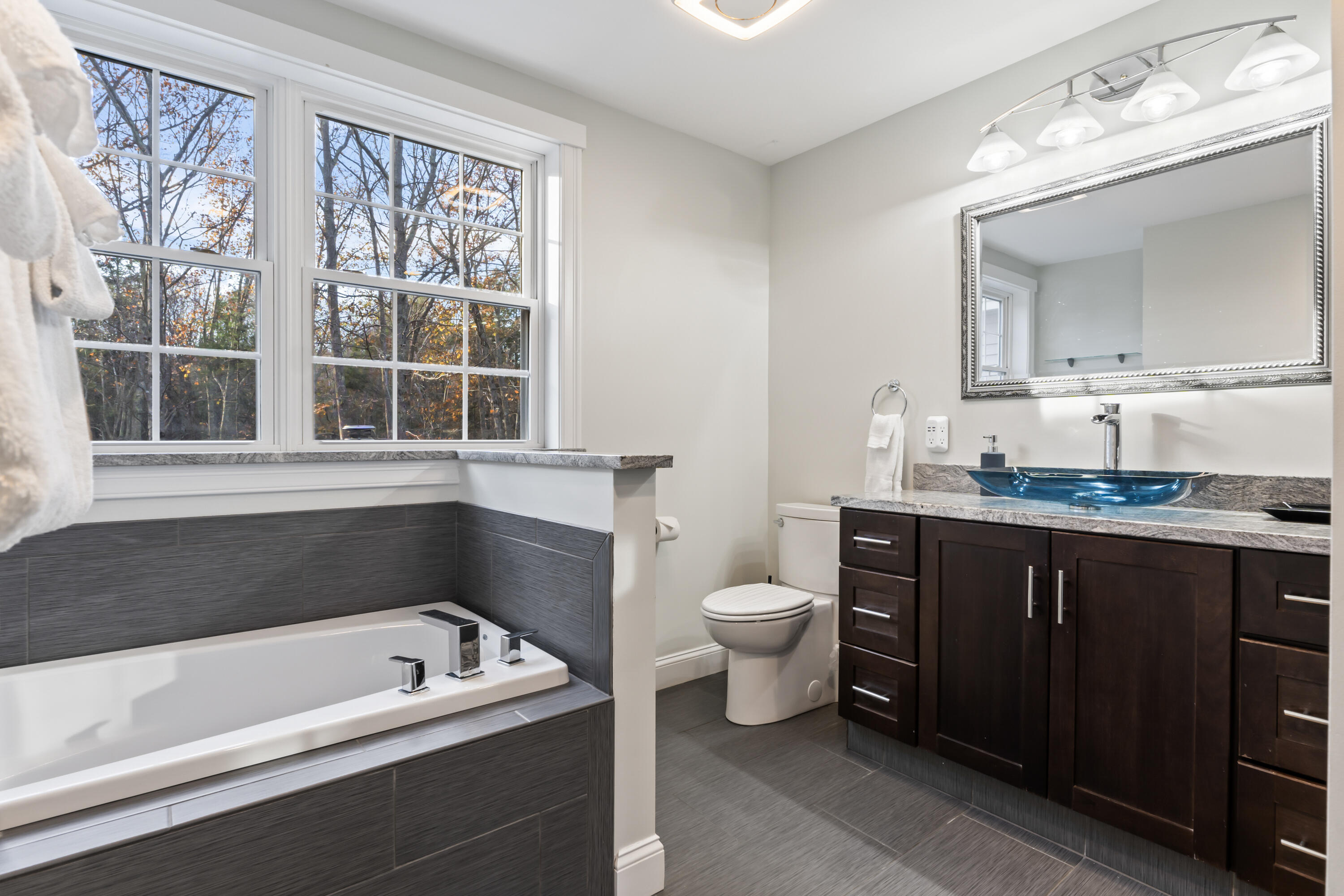 Ogunquit, Maine, 03907, United States, ,4 BathroomsBathrooms,Residential,For Sale,1830801