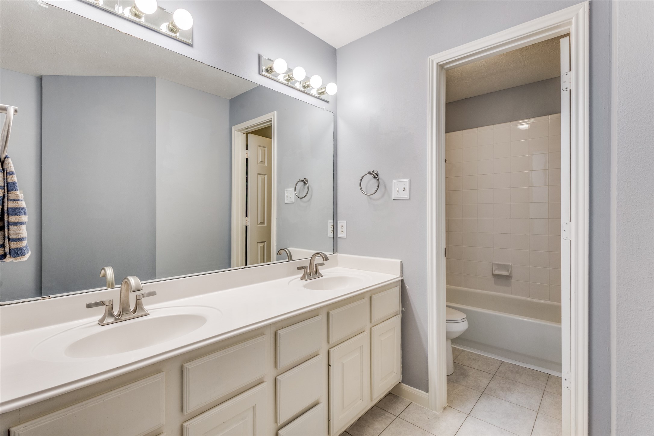 Richardson, Texas, 75082, United States, 4 Bedrooms Bedrooms, ,3 BathroomsBathrooms,Residential,For Sale,1989698