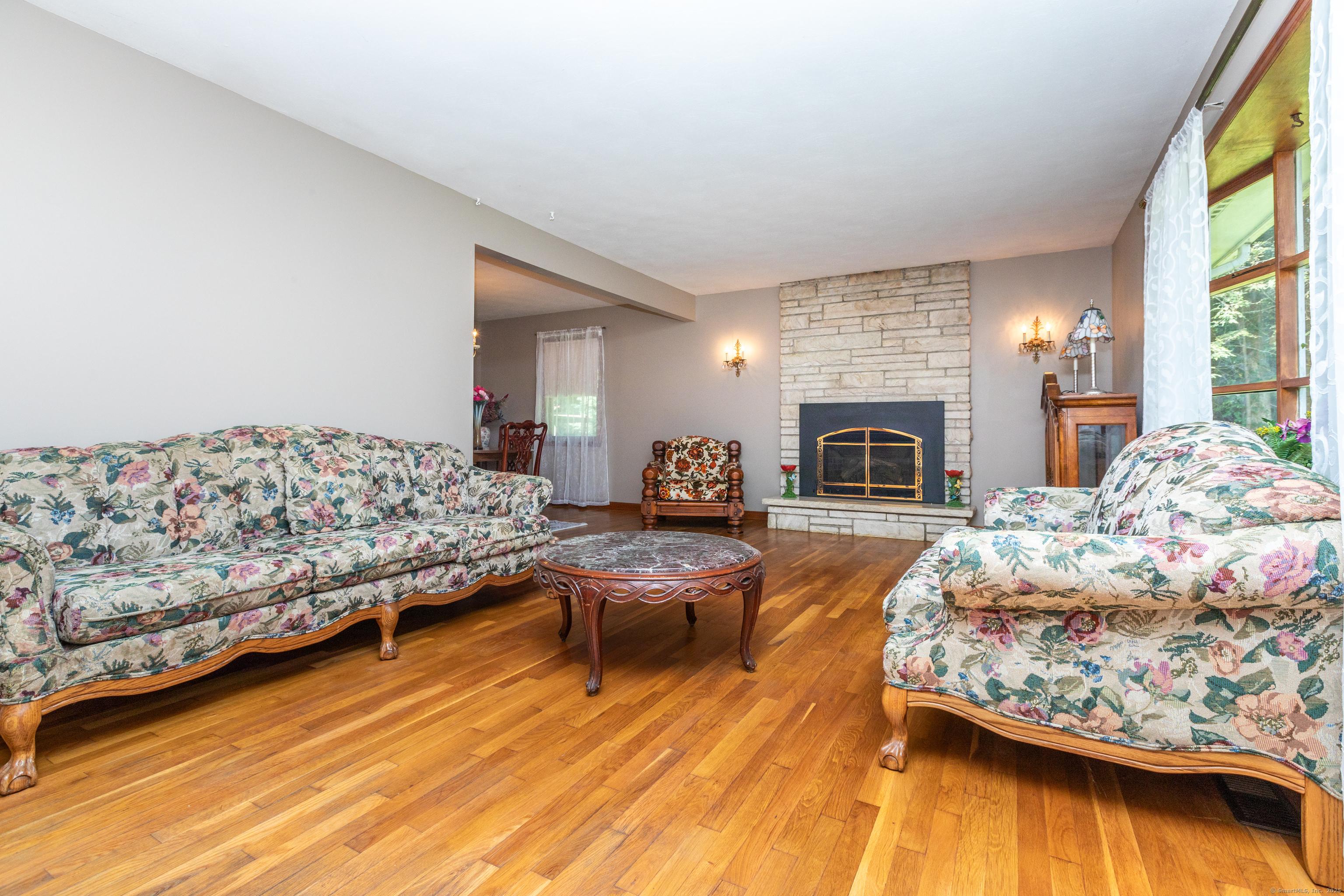 Oxford, Connecticut, 06478, United States, 3 Bedrooms Bedrooms, ,2 BathroomsBathrooms,Residential,For Sale,1915972