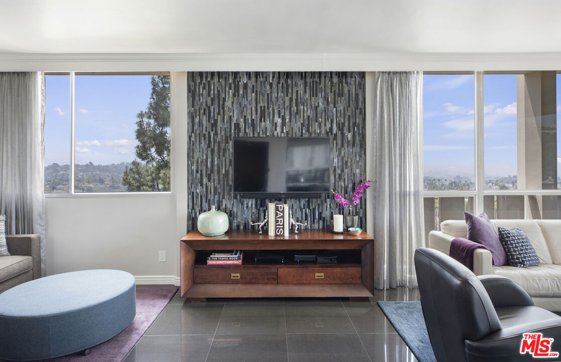 Los Angeles, California, 90027, United States, 1 Bedroom Bedrooms, ,1 BathroomBathrooms,Residential,For Sale,1913700