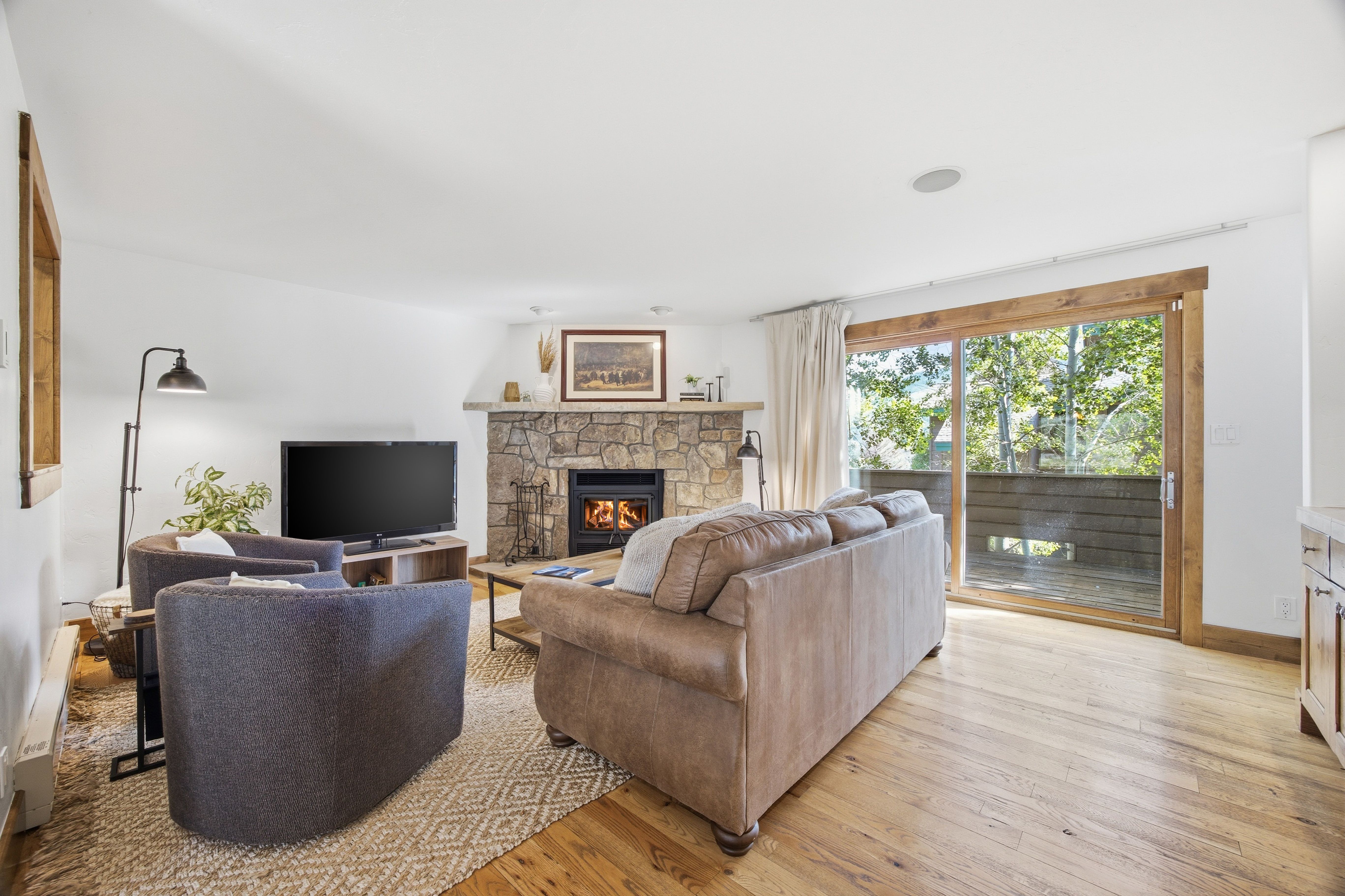  Mountain Comfort Tucked into a Serene Hillside Setting in the Heart of Avon - 物件實景