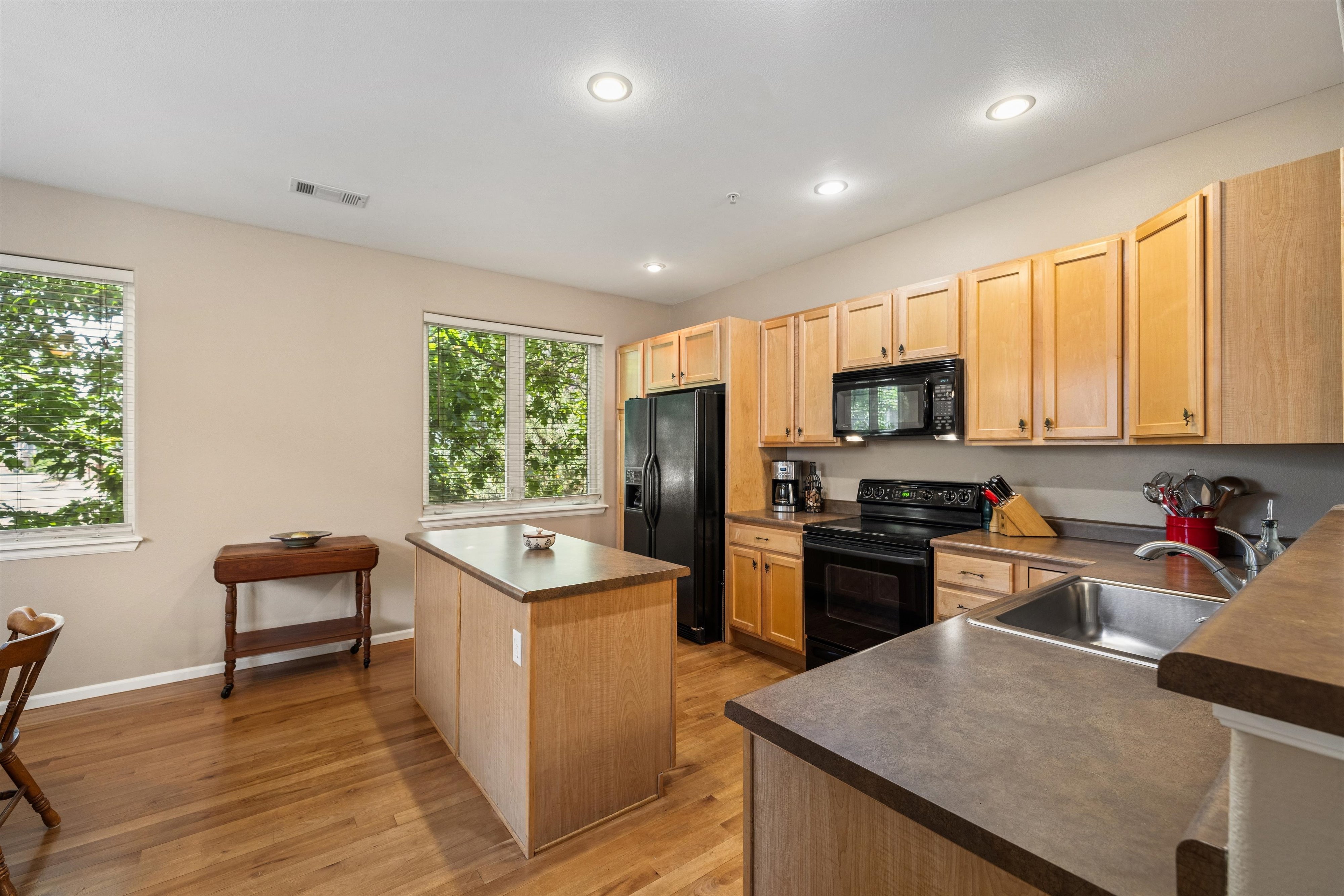  Move-In-Ready, Fully Refreshed, And Perfectly Located - 物件實景