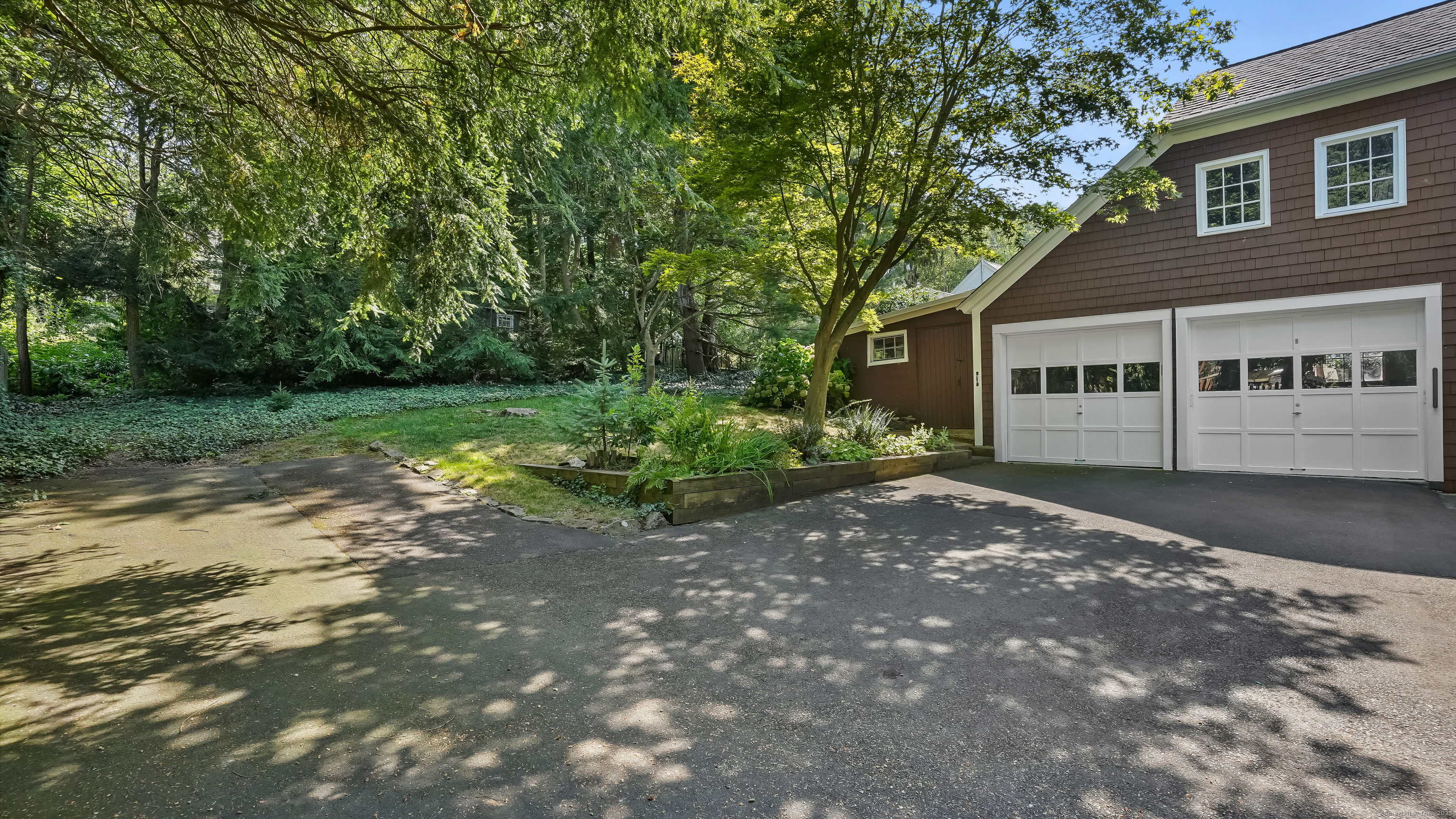Hamden, Connecticut, 06517, United States, 4 Bedrooms Bedrooms, ,3 BathroomsBathrooms,Residential,For Sale,1917035