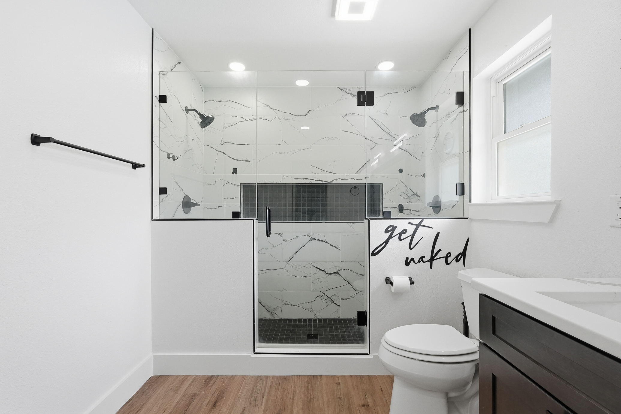  Move-In Ready Pool Home with Thoughtful Modern Updates - 物件實景