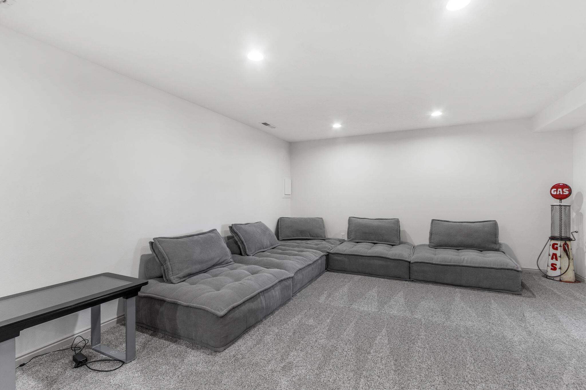 Parowan, Utah, 84761, United States, 6 Bedrooms Bedrooms, ,5 BathroomsBathrooms,Residential,For Sale,1995430