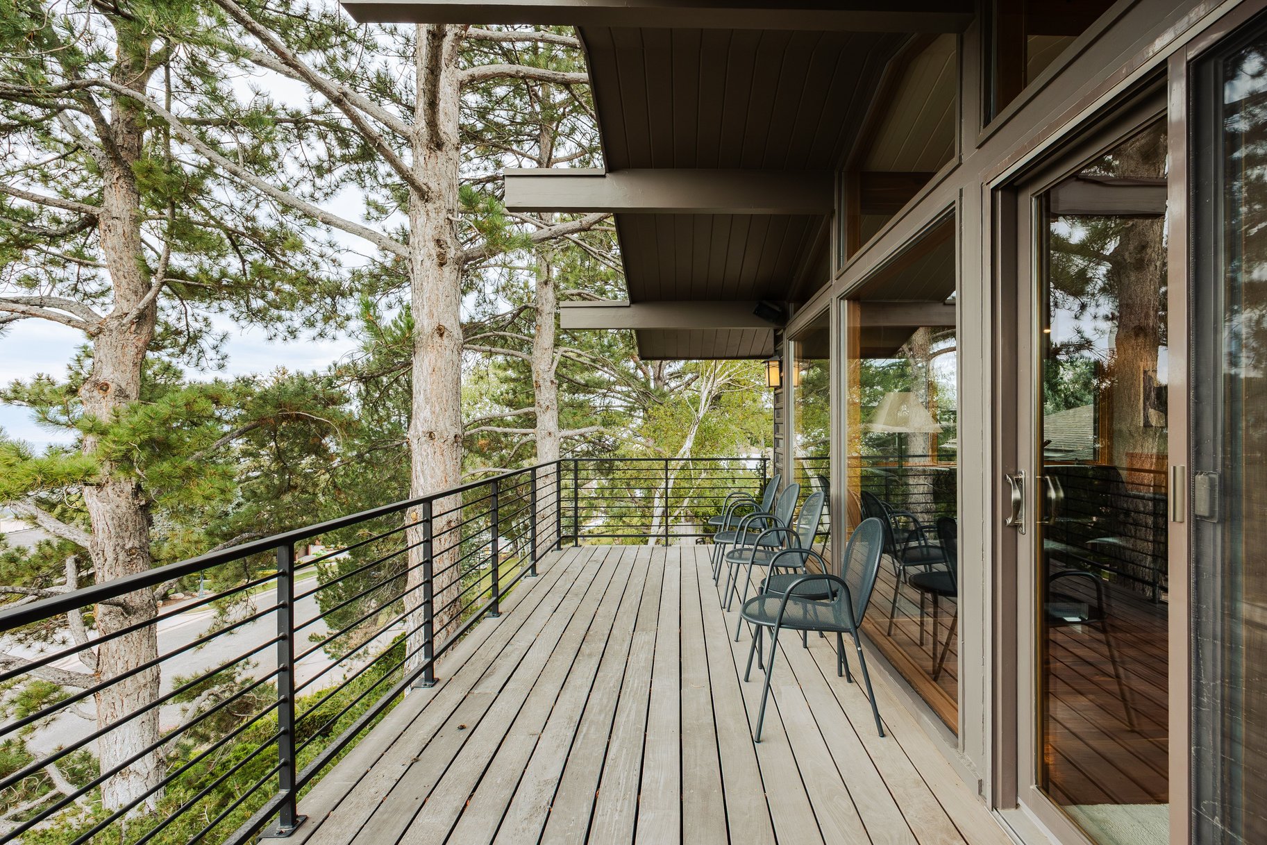  In the Tree Midcentury Modern Backing up to Shoreline Trail - 物件實景