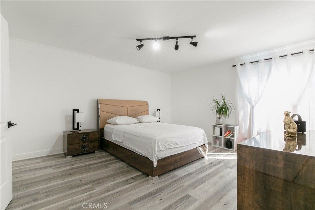 Van Nuys, California, 91411, United States, 2 Bedrooms Bedrooms, ,2 BathroomsBathrooms,Residential,For Sale,1954543