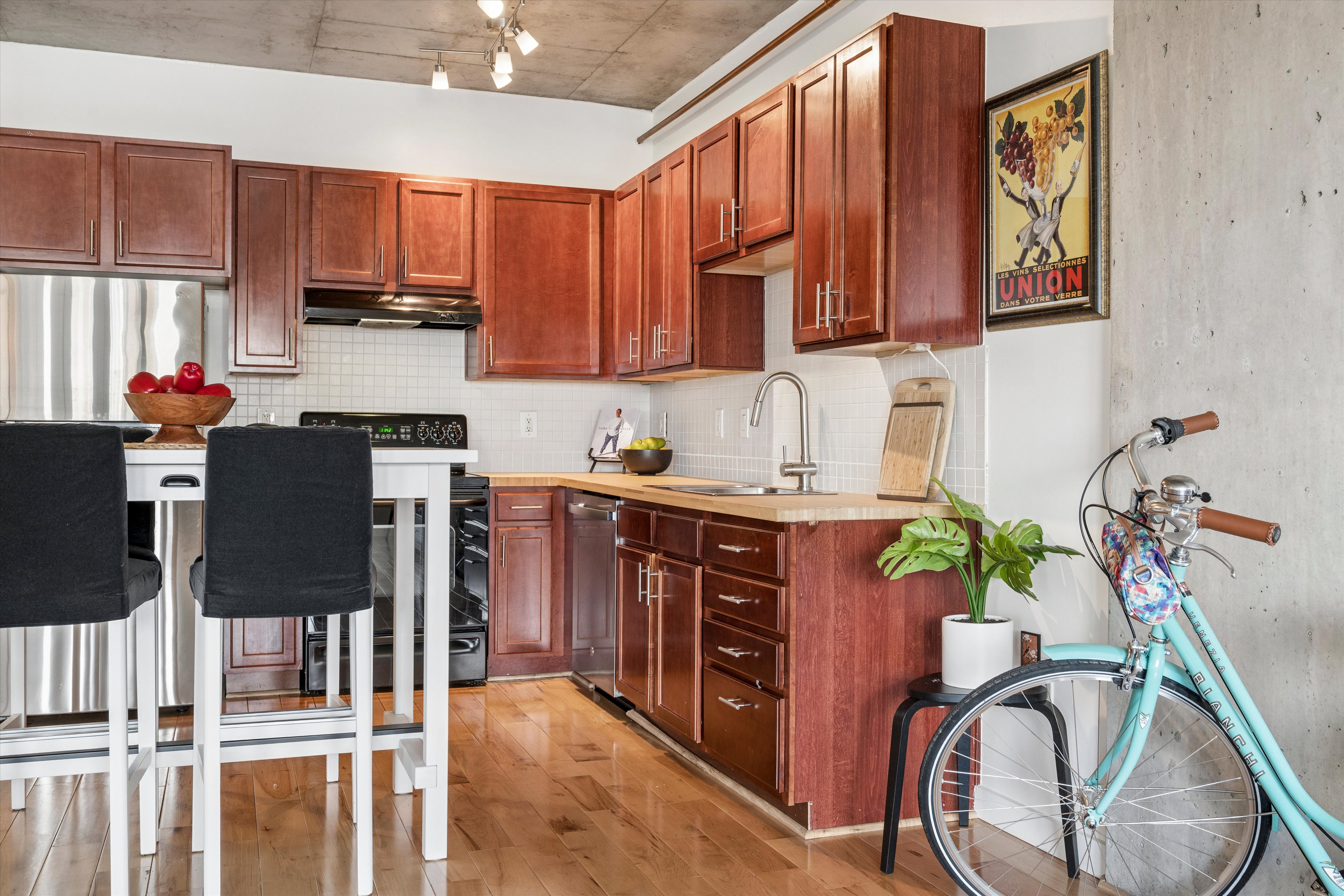  This beautifully updated residence welcomes you with stunning natural light - 物件實景