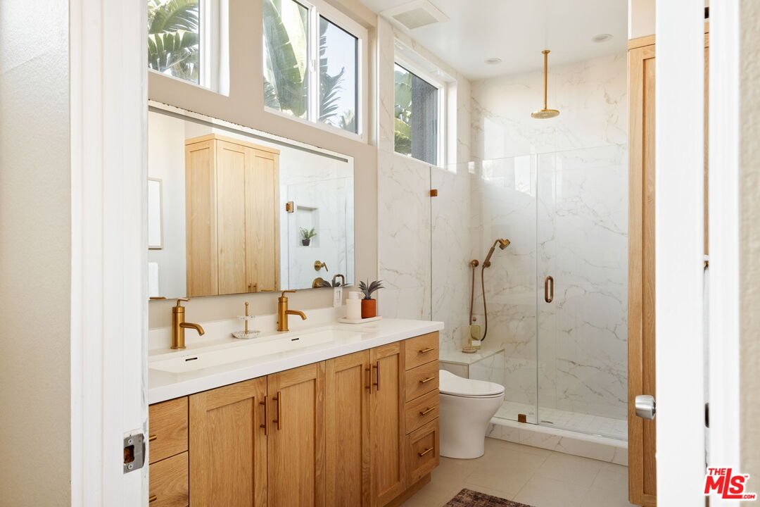 Los Angeles, California, 90034, United States, 2 Bedrooms Bedrooms, ,3 BathroomsBathrooms,Residential,For Sale,1991058