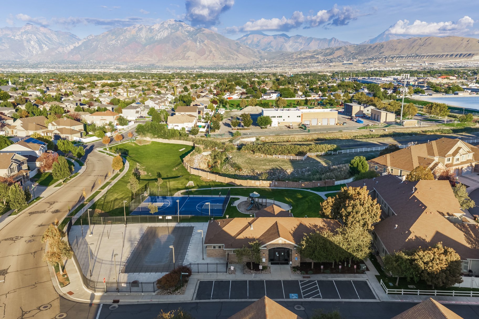  Riverton Corner-Lot Home: 7 Beds, Main-Floor Bedroom, 3-Car Garage & RV Parking - 物件實景