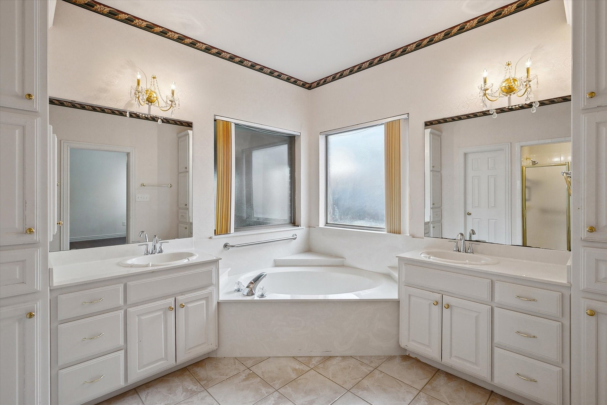 Denton, Texas, 76205, United States, 4 Bedrooms Bedrooms, ,4 BathroomsBathrooms,Residential,For Sale,1981171