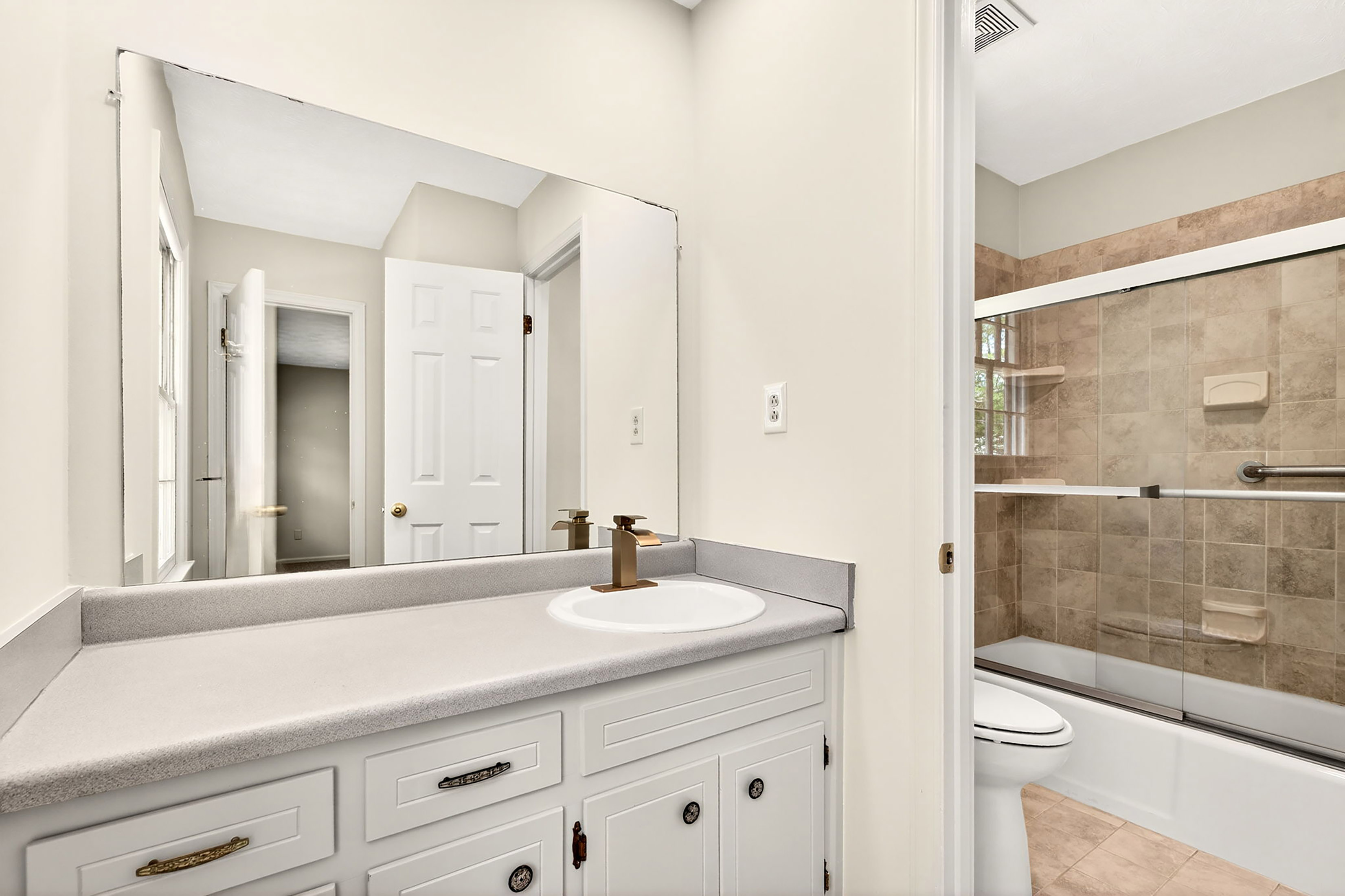  Thoughtfully Expanded and Updated Dunwoody Home on Wooded 0.82+/- Acre Lot - 物件實景