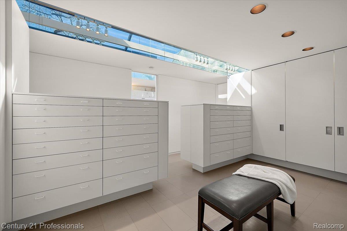 BloomfieldHills, Michigan, 48301, United States, 4 Bedrooms Bedrooms, ,5 BathroomsBathrooms,Residential,For Sale,1996516