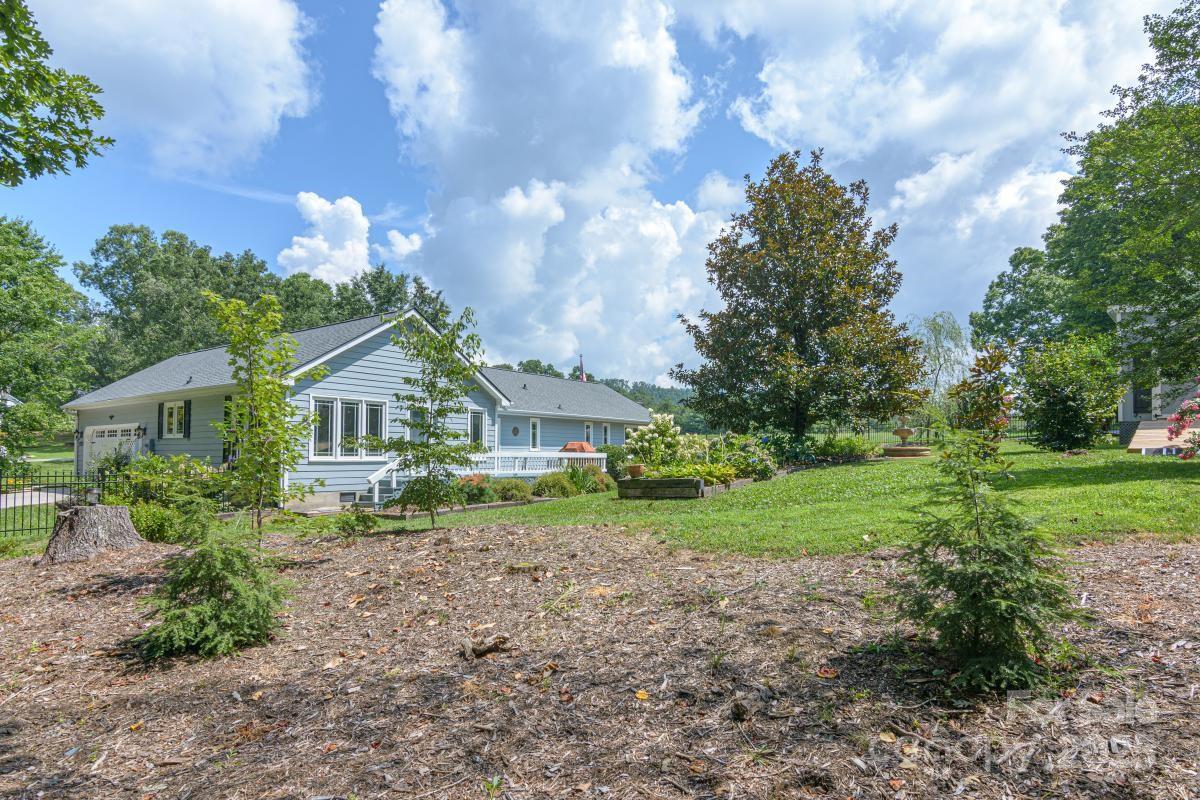 Hendersonville, North Carolina, 28792, United States, 3 Bedrooms Bedrooms, ,3 BathroomsBathrooms,Residential,For Sale,1942631