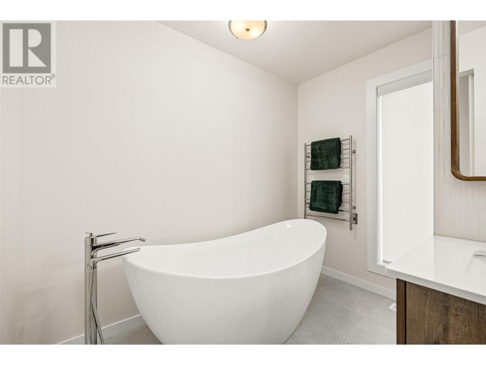 KELOWNA, British Columbia, V1V 0C9, CA, 5 Bedrooms Bedrooms, ,4 BathroomsBathrooms,Residential,For Sale,1875451