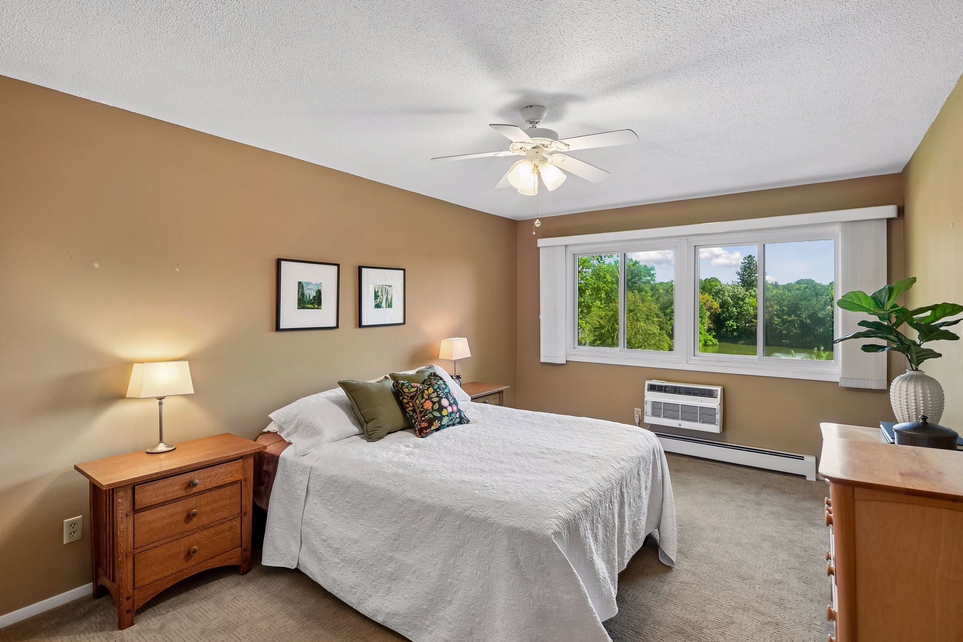  Second-Floor Wayzata Villas Condo with Beautiful Pond Views - 物件實景
