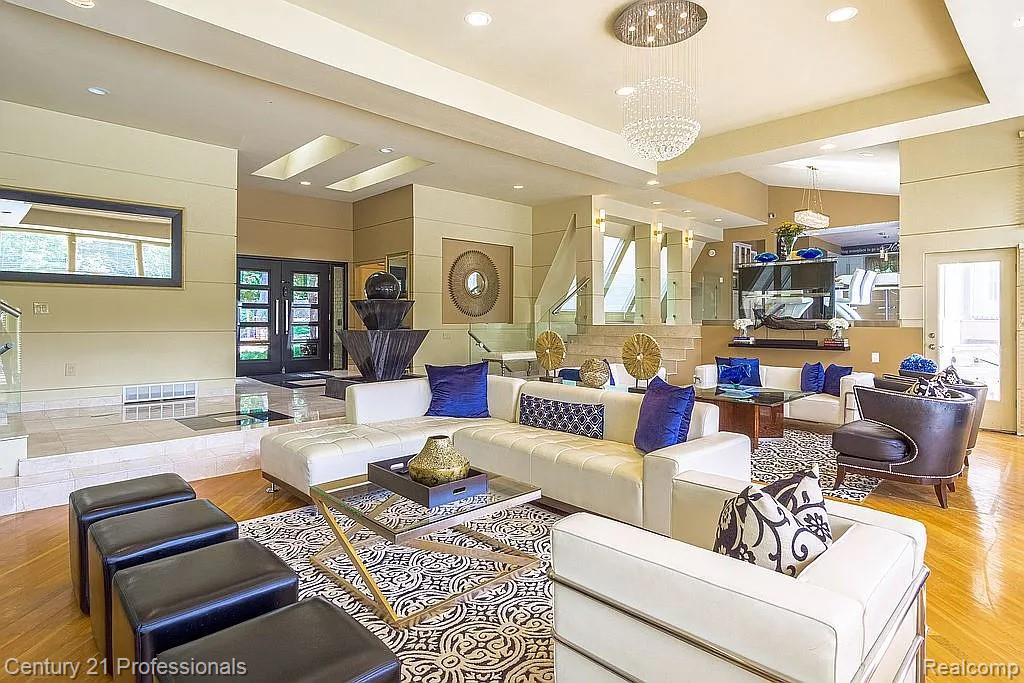 OrchardLake, Michigan, 48323, United States, 5 Bedrooms Bedrooms, ,5 BathroomsBathrooms,Residential,For Sale,1980200