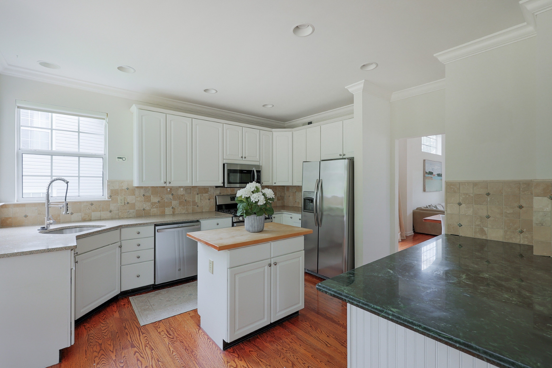  ?Carlisle? Classic Colonial Offers Timeless Charm with Modern Updates - 物件實景