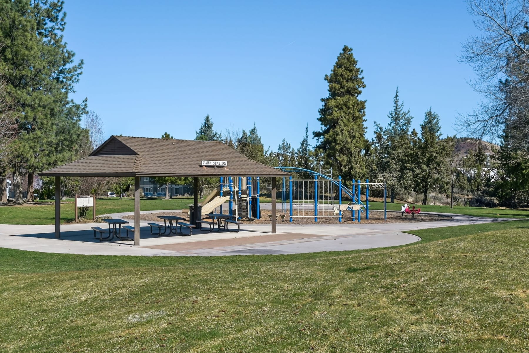  908 SE Stratford Court Bend, OR 97702 - 物件實景