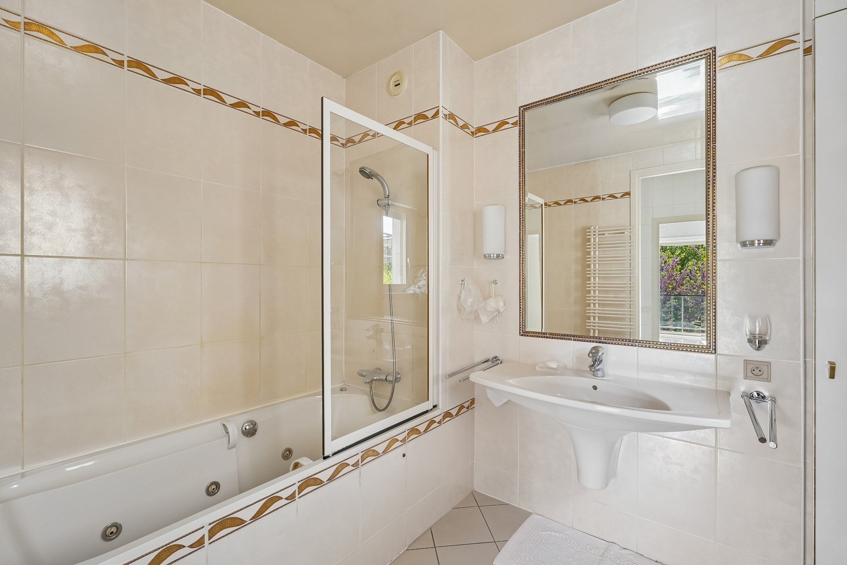  Rare 2-Bedroom Apartment with Balconies, Open Views, and Garage in Neuilly-sur-… - 物件實景