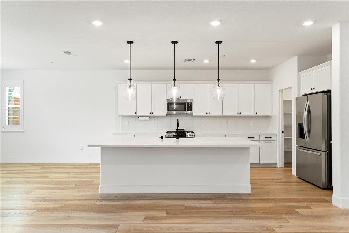 Roseville, California, 95747, United States, 5 Bedrooms Bedrooms, ,4 BathroomsBathrooms,Residential,For Sale,1998705