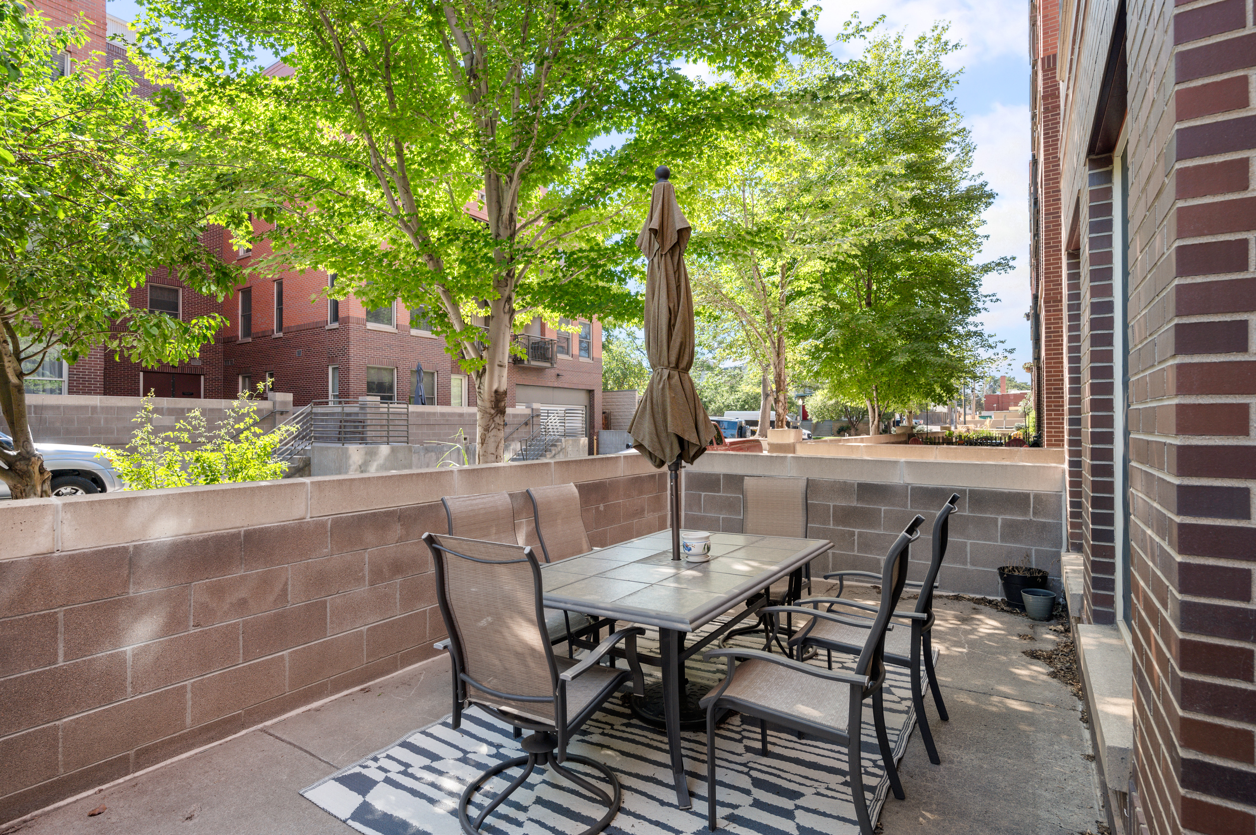  Spacious 1-Bedroom Main Floor Condo in a Prime Location - 物件實景