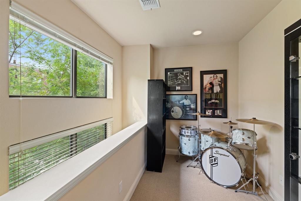 Fort Worth, Texas, 76102, United States, 2 Bedrooms Bedrooms, ,3 BathroomsBathrooms,Residential,For Sale,1880587