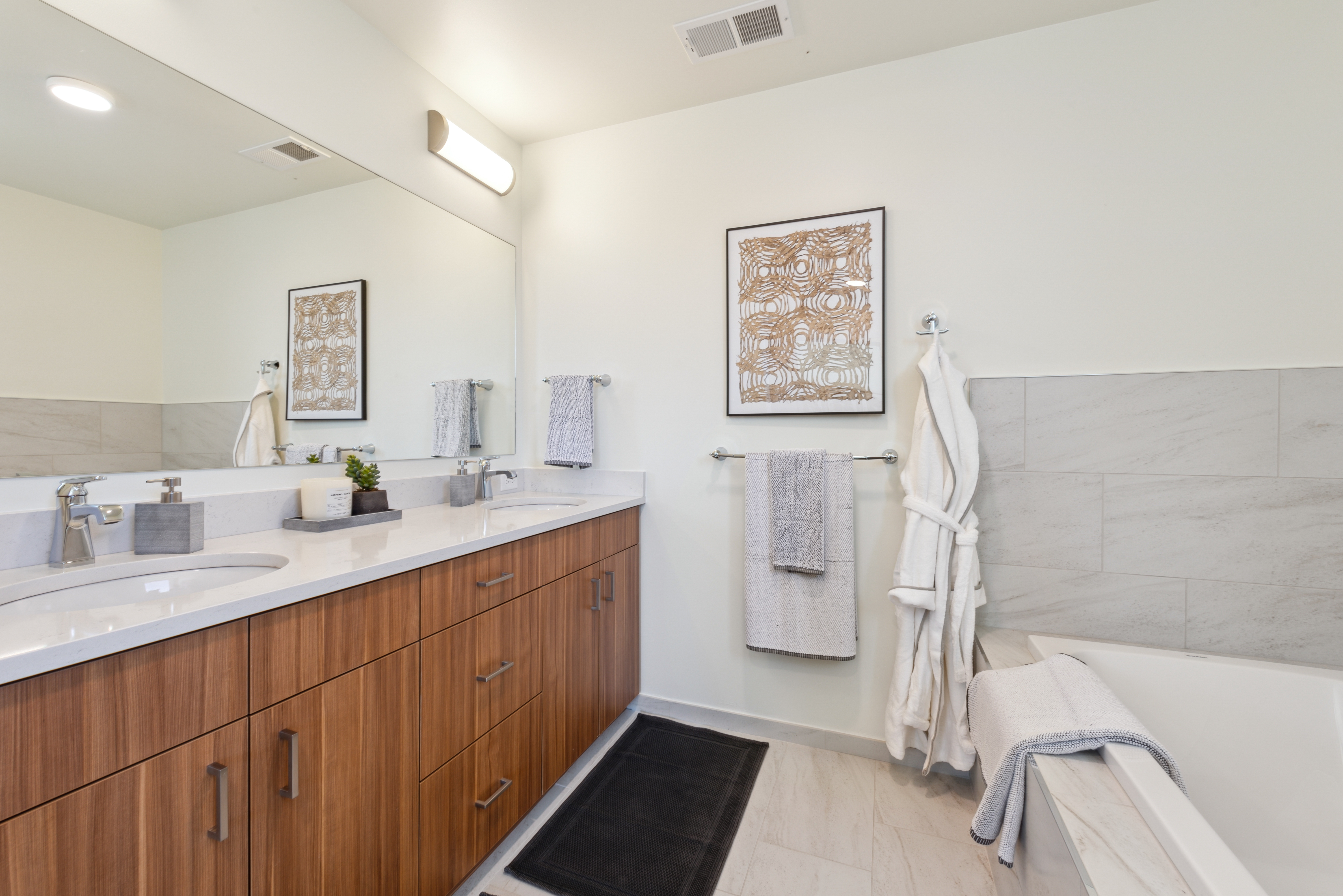  Third Floor Residence Unit with Vaulted Ceilings - 物件實景