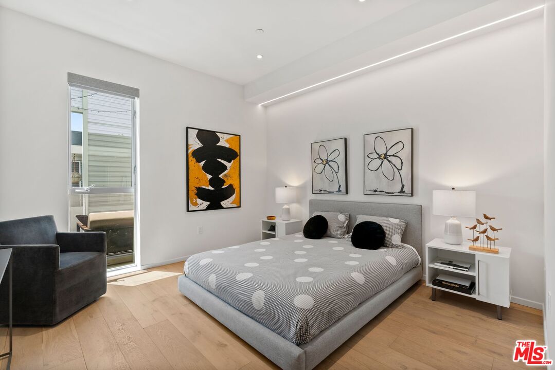 West Hollywood, California, 90069, United States, 2 Bedrooms Bedrooms, ,1 BathroomBathrooms,Residential,For Sale,1938792