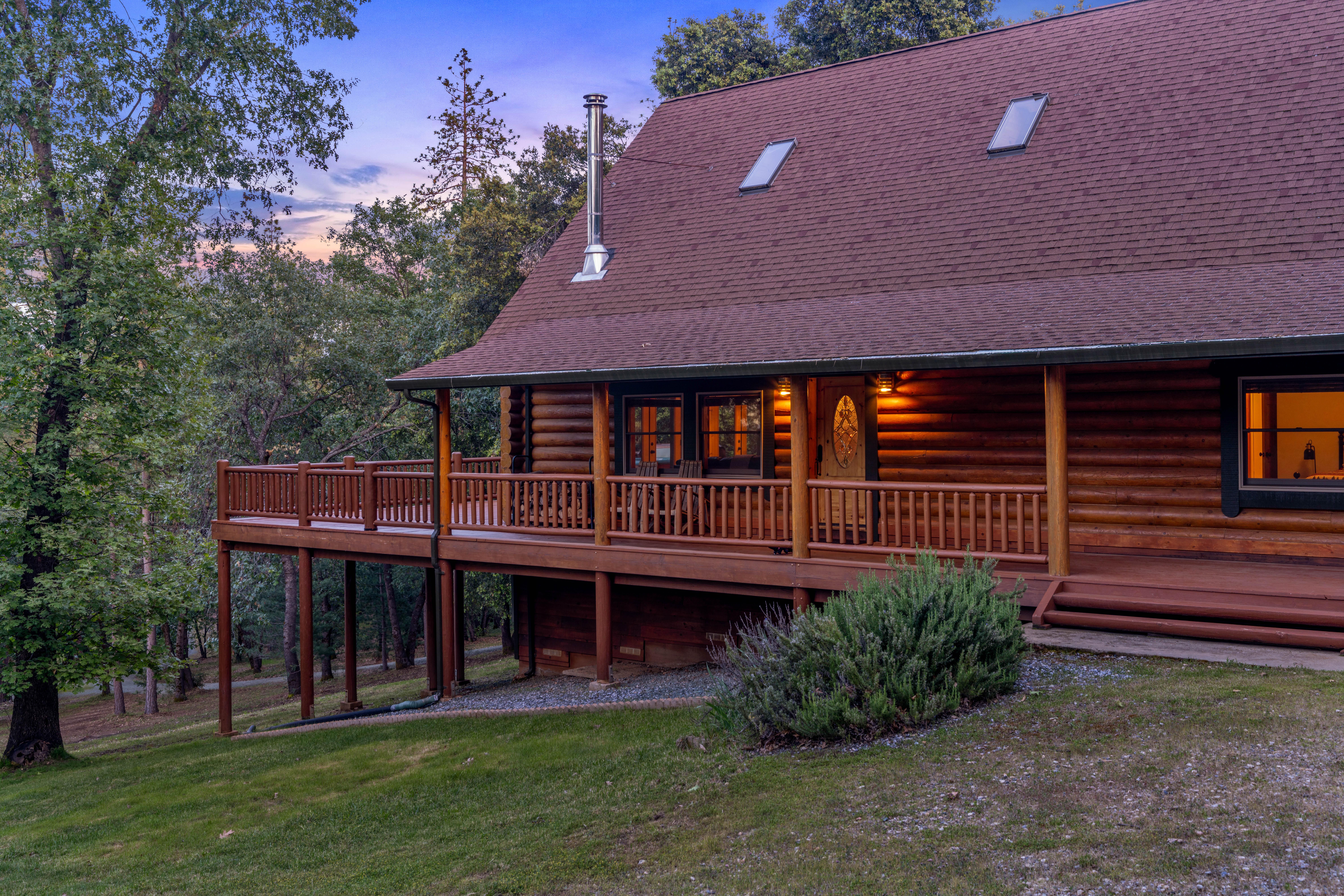  Remodeled Log Home on 27 Acres - 物件實景