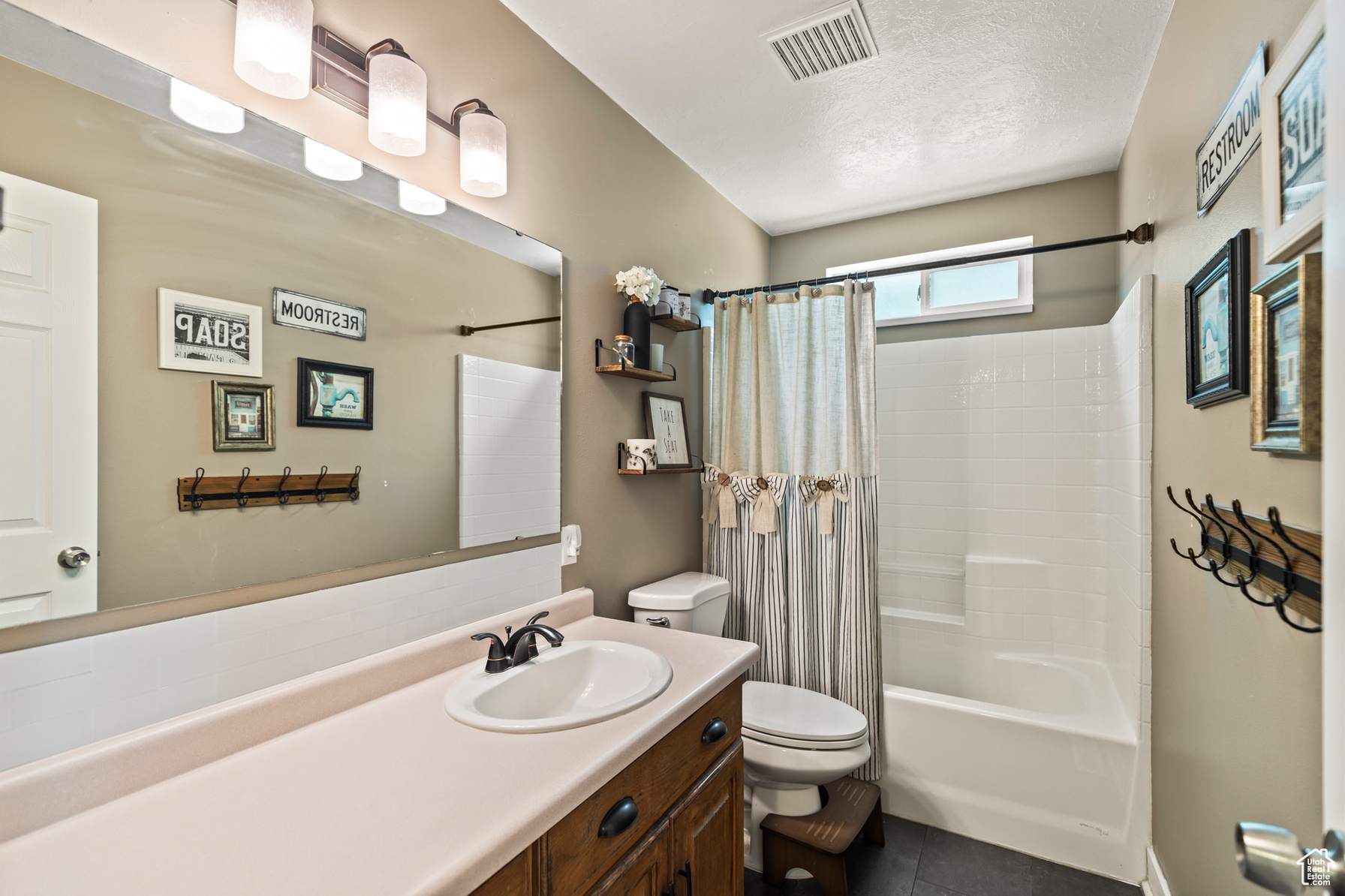 Richfield, Utah, 84701, United States, 6 Bedrooms Bedrooms, ,4 BathroomsBathrooms,Residential,For Sale,1885344