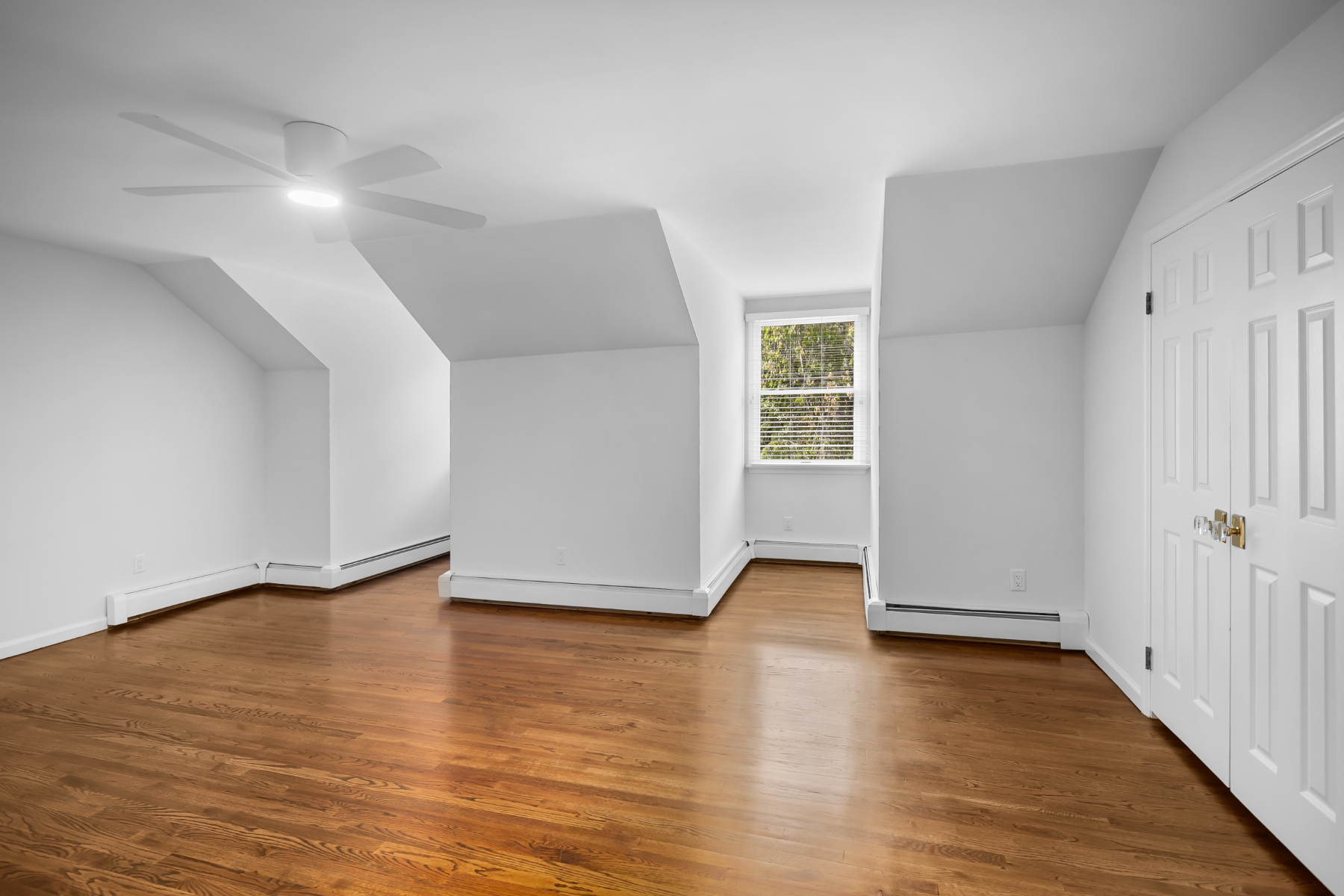  Updated Custom Colonial Home Brings Private Natural Setting Into Daily Life - 物件實景