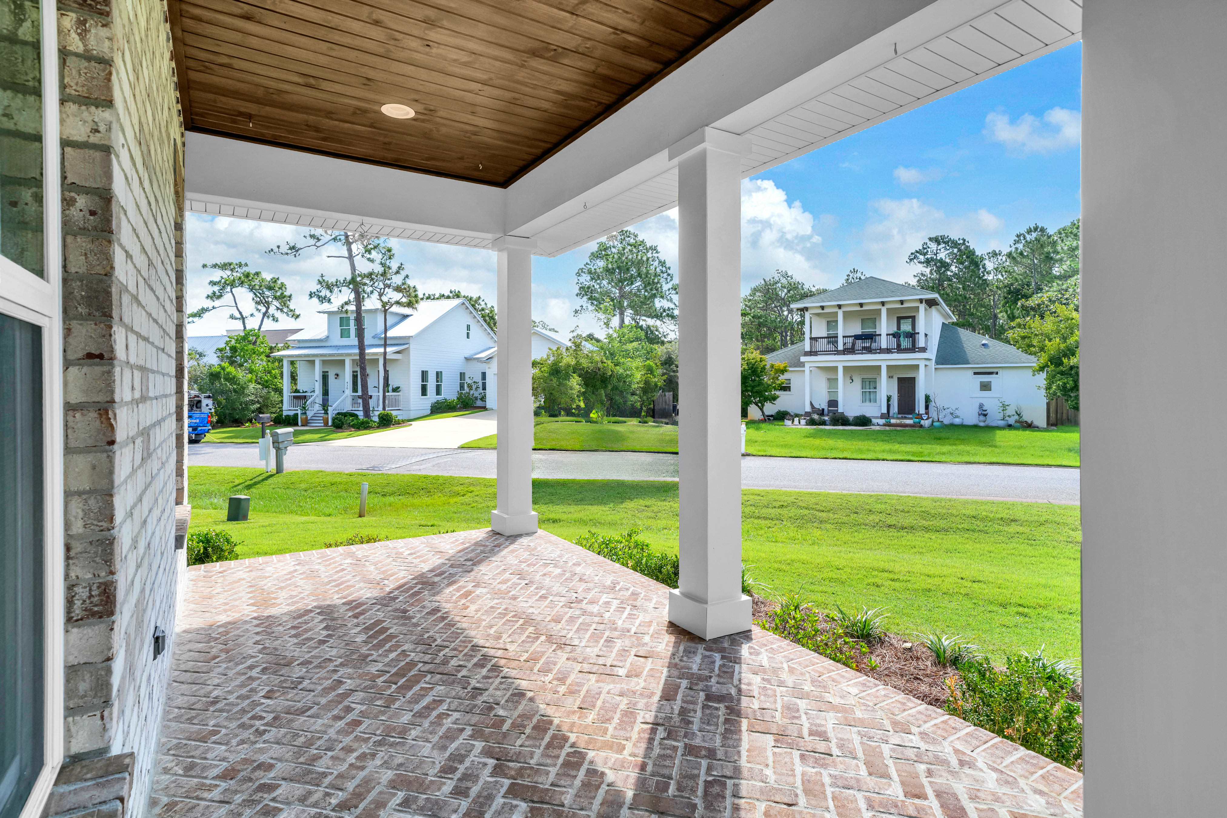  Move-In Ready Brick Home with Spacious Fenced Backyard Near the Bay - 物件實景