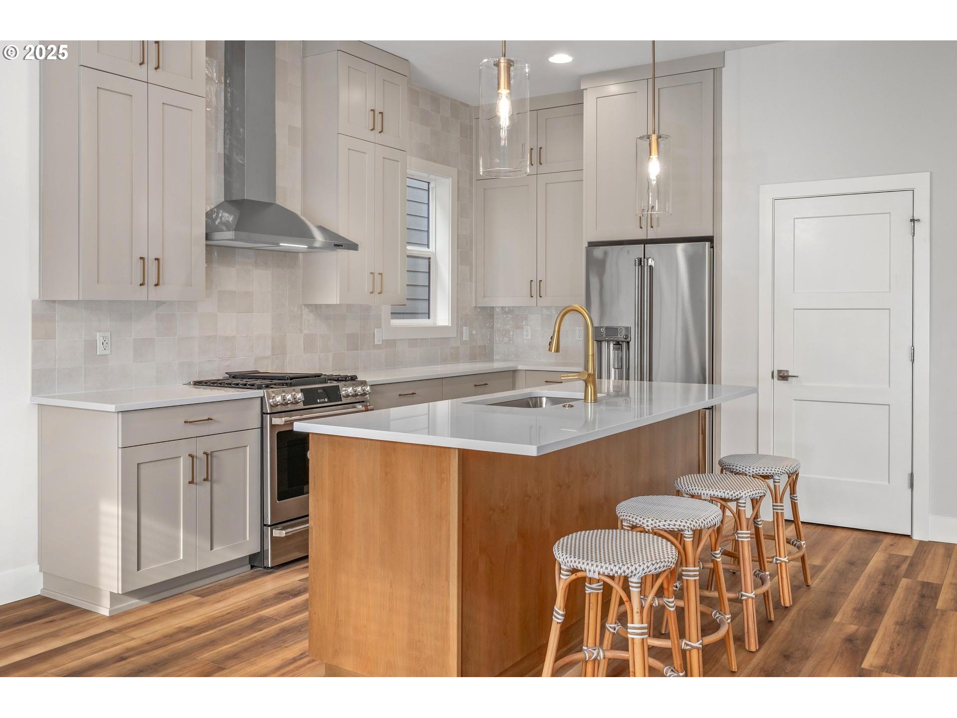 Portland, Oregon, 97219, United States, 3 Bedrooms Bedrooms, ,3 BathroomsBathrooms,Residential,For Sale,1998878