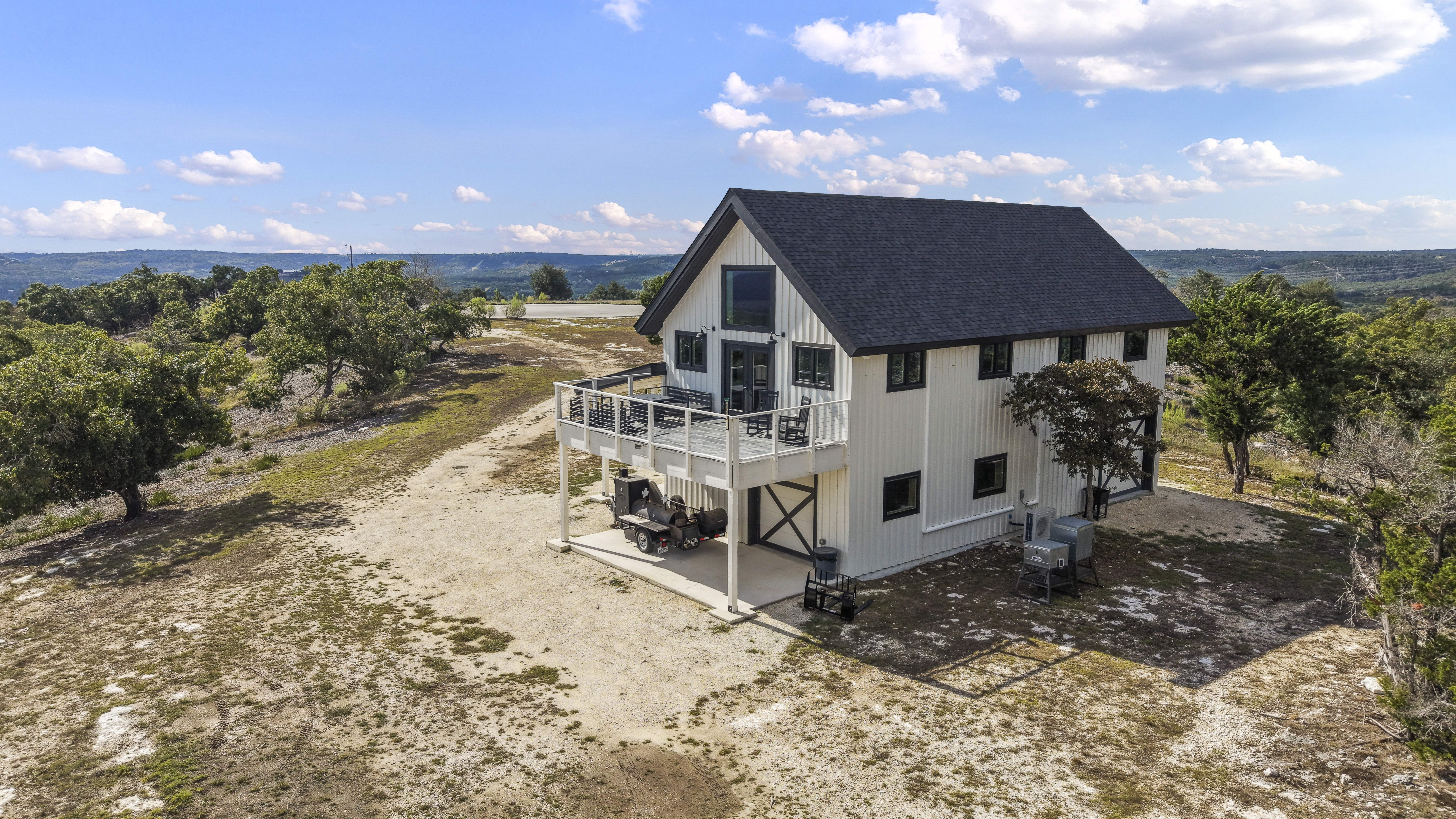  Hilltop Barndominium on 15+ Acres - 物件實景