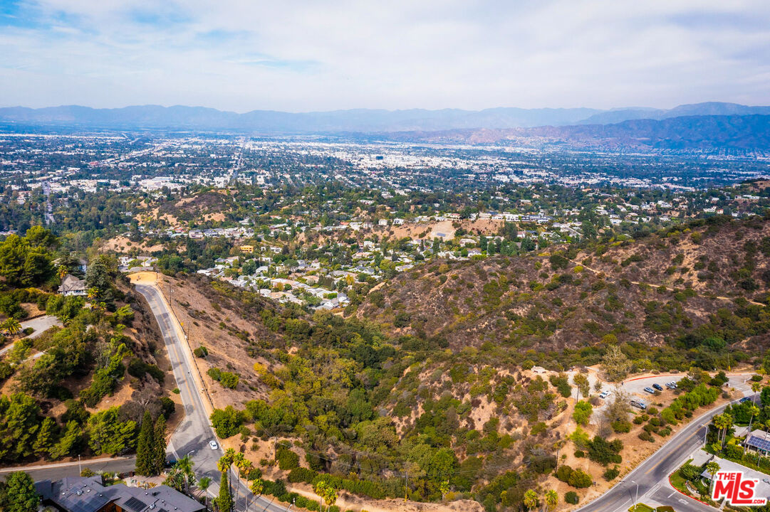 Los Angeles, California, 90046, United States, 5 Bedrooms Bedrooms, ,6 BathroomsBathrooms,Residential,For Sale,1897072