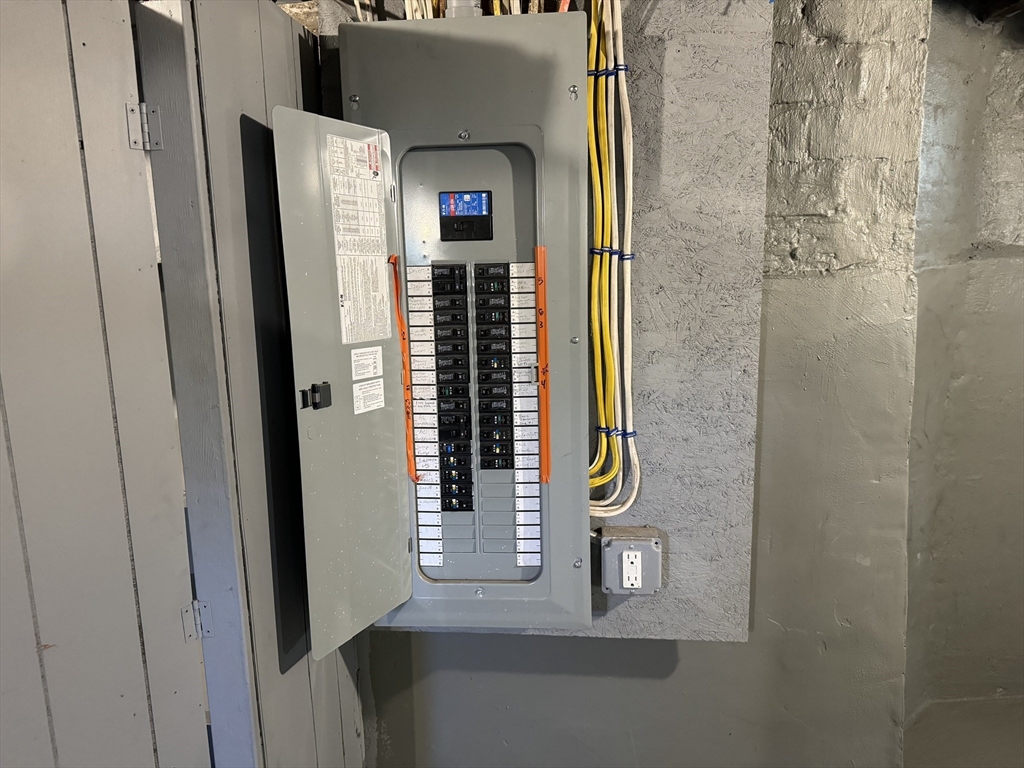 Groveland, Massachusetts, 01834, United States, 4 Bedrooms Bedrooms, ,4 BathroomsBathrooms,Residential,For Sale,1989595