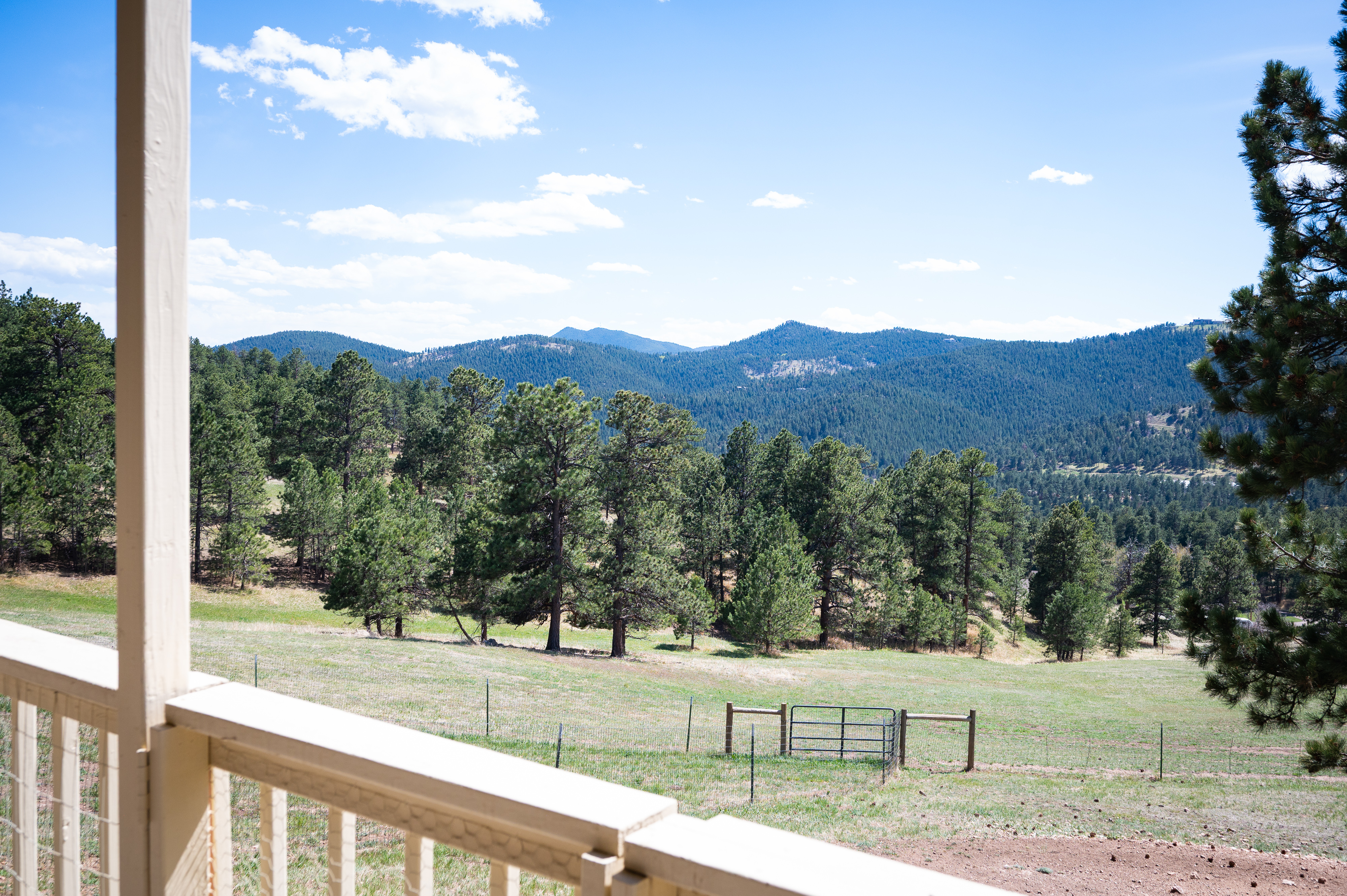  Tucked into the Foothills of the Rocky Mountains your majestic paradise awaits - 物件實景
