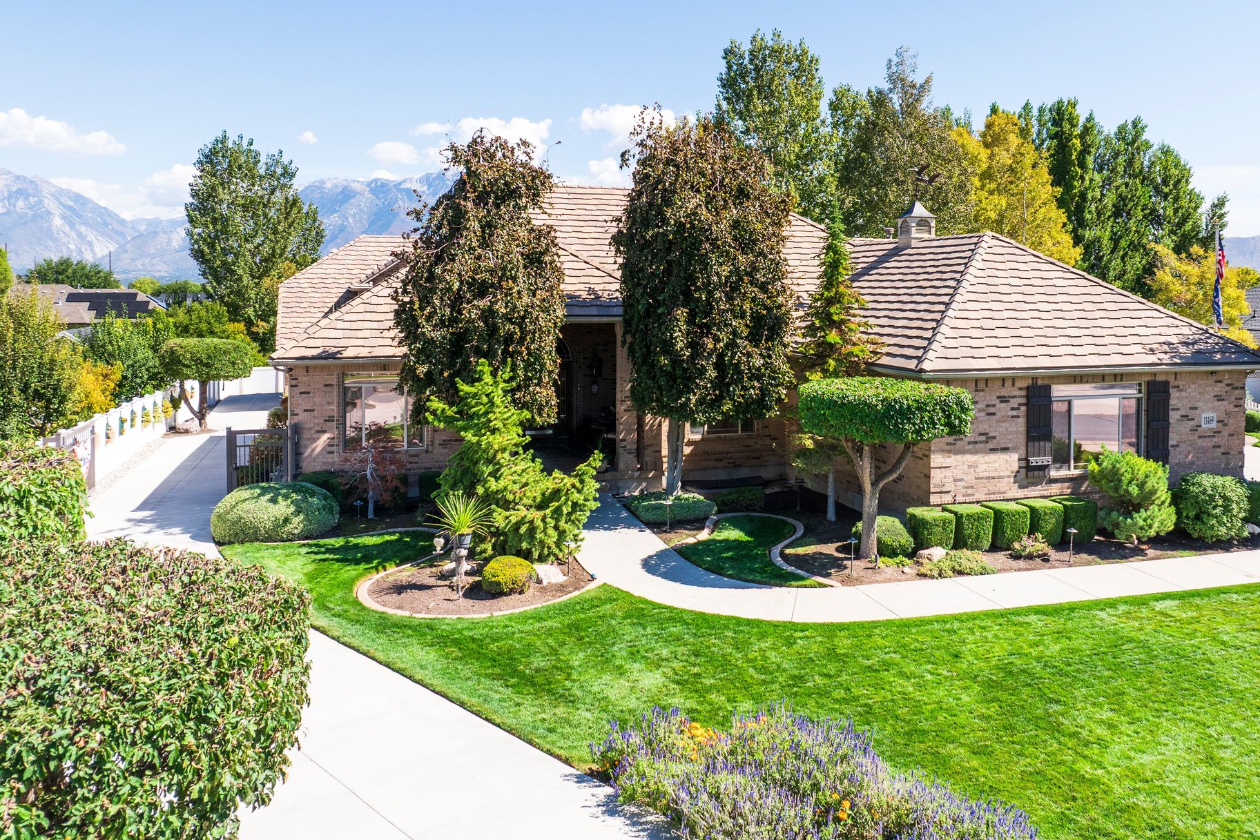  Custom South Jordan Rambler with Koi Pond, RV Parking & ADU Apartment - 物件實景