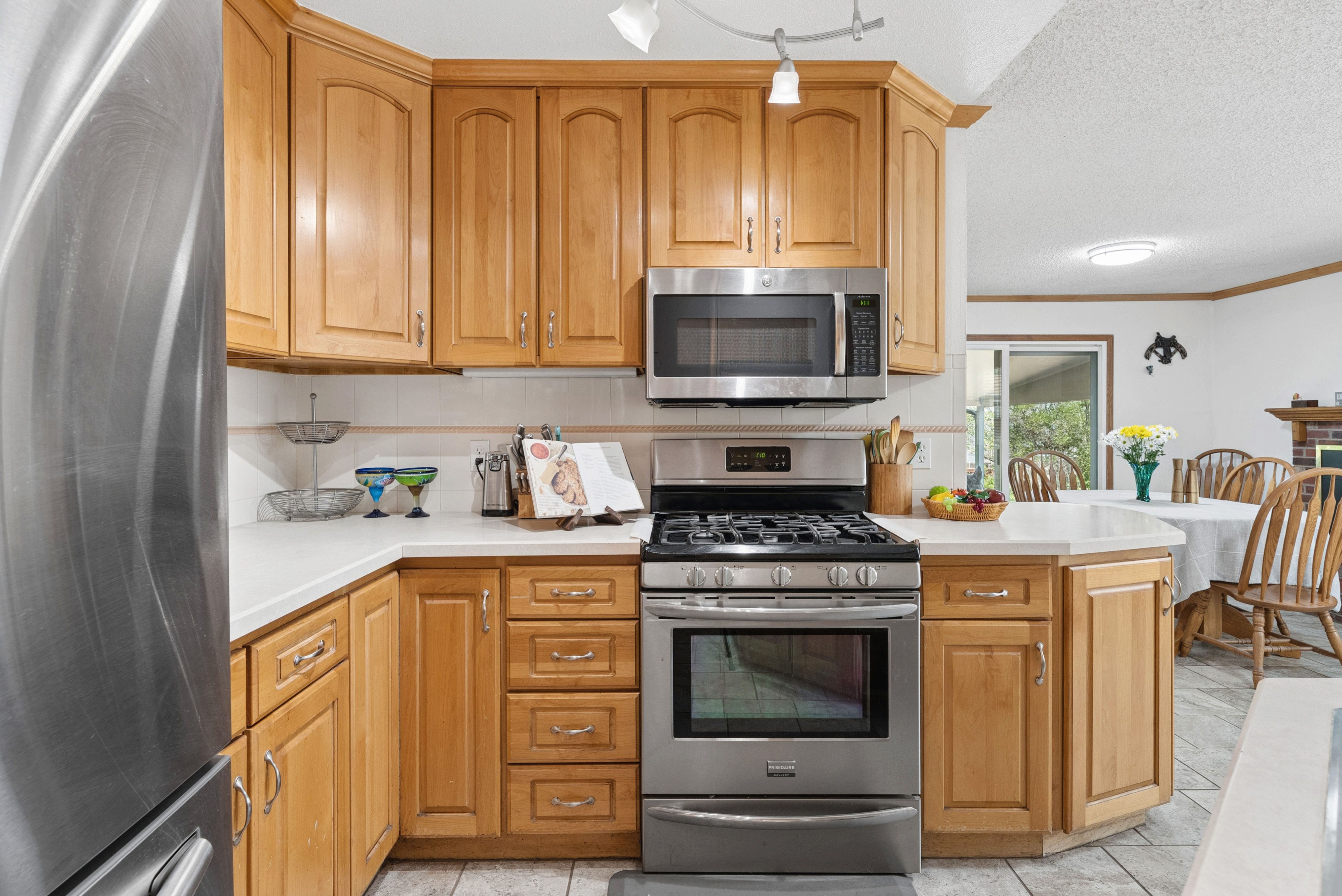  Charming and Well Maintained Home on a Large Corner Lot - 物件實景