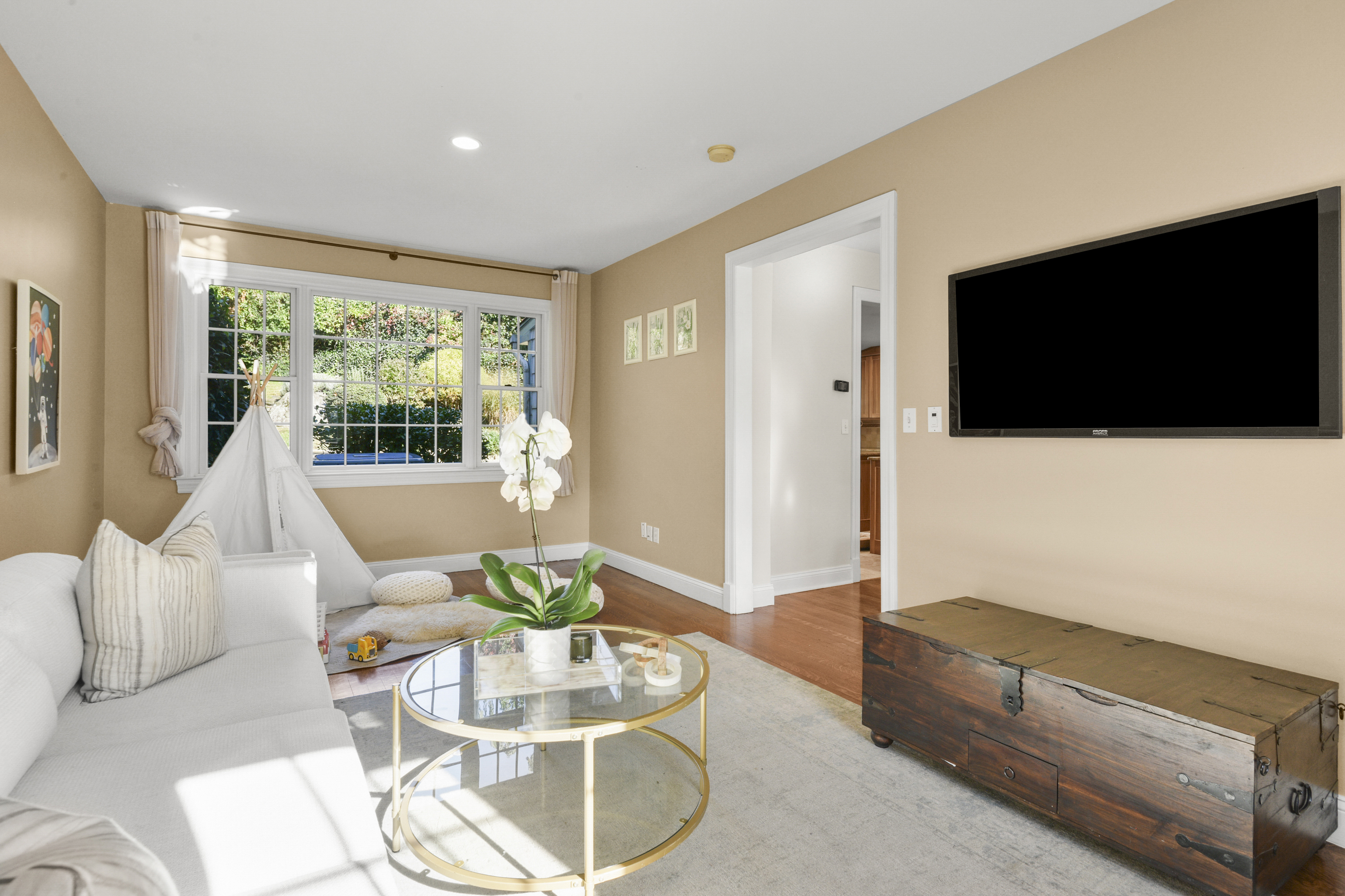  Sun-Filled Larchmont Woods Colonial - 物件實景