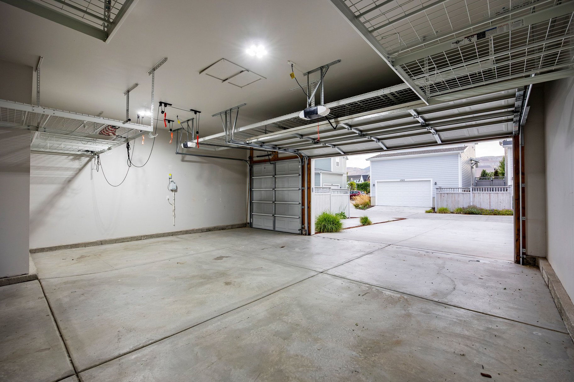  Daybreak Living With A 3-Car Garage - 物件實景
