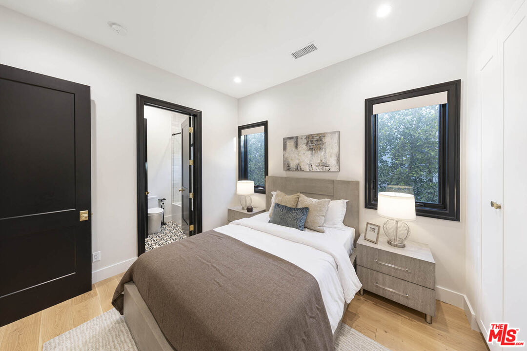 Los Angeles, California, 90048, United States, 4 Bedrooms Bedrooms, ,2 BathroomsBathrooms,Residential,For Sale,1862475