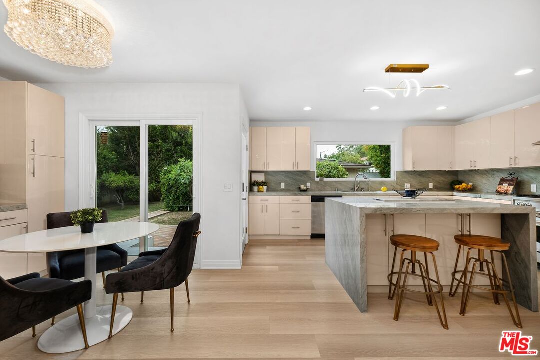 Los Angeles, California, 90048, United States, 4 Bedrooms Bedrooms, ,4 BathroomsBathrooms,Residential,For Sale,1912253