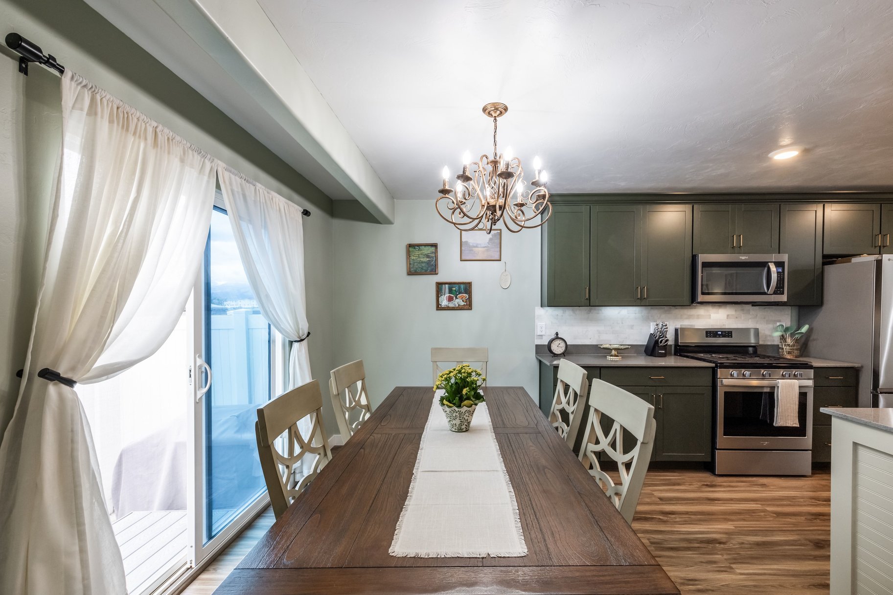  Standout Townhome with Finished Basement & Extras - 物件實景
